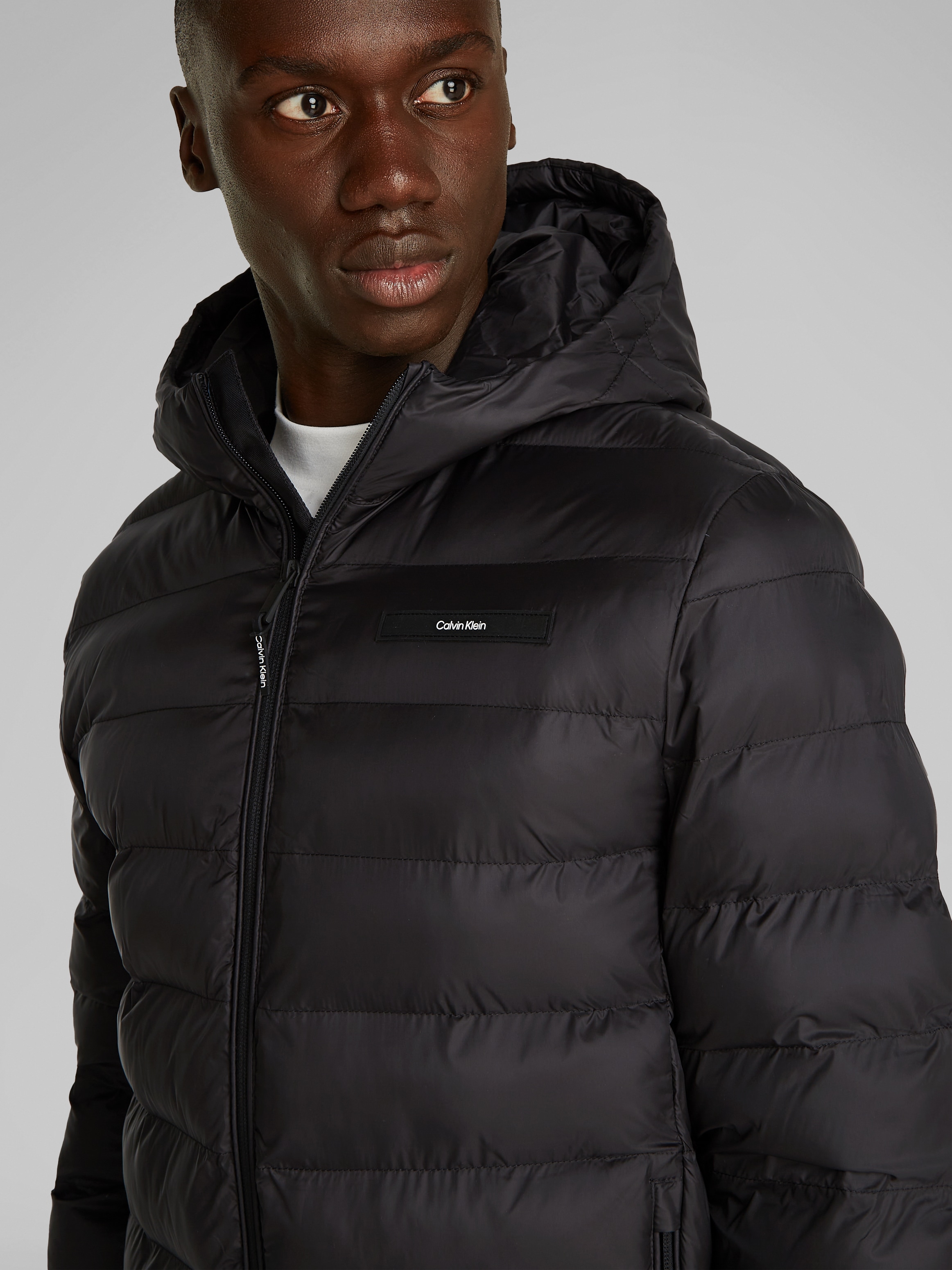 Calvin Klein Outdoorjacke »RECYCLED HOODED PUFFER JACKET«, mit Kapuze, mit Logopatch