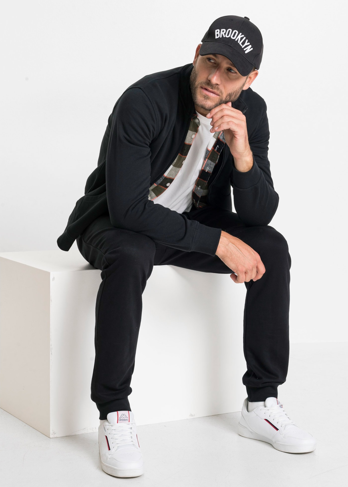 bonprix Pantalon de jogging  aus Baumwolle und Polyester, mit elastischen Bündchen am Saum