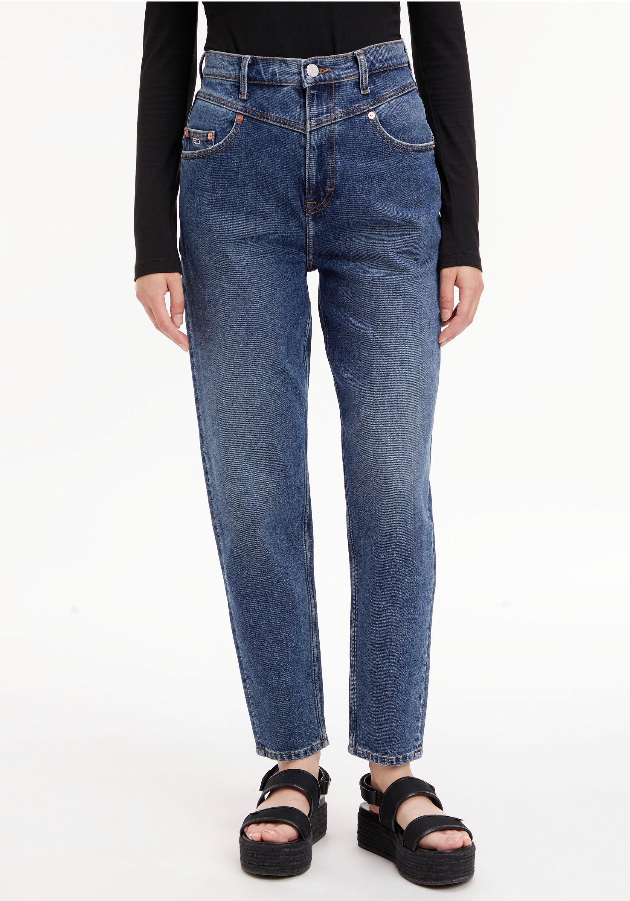 ♕ Tommy Jeans V Jeans & TPRD Tommy Mom-Jeans YOKE Passe UHR kaufen mit »MOM beidseitiger JEAN versandkostenfrei Logo-Badge AG6135«