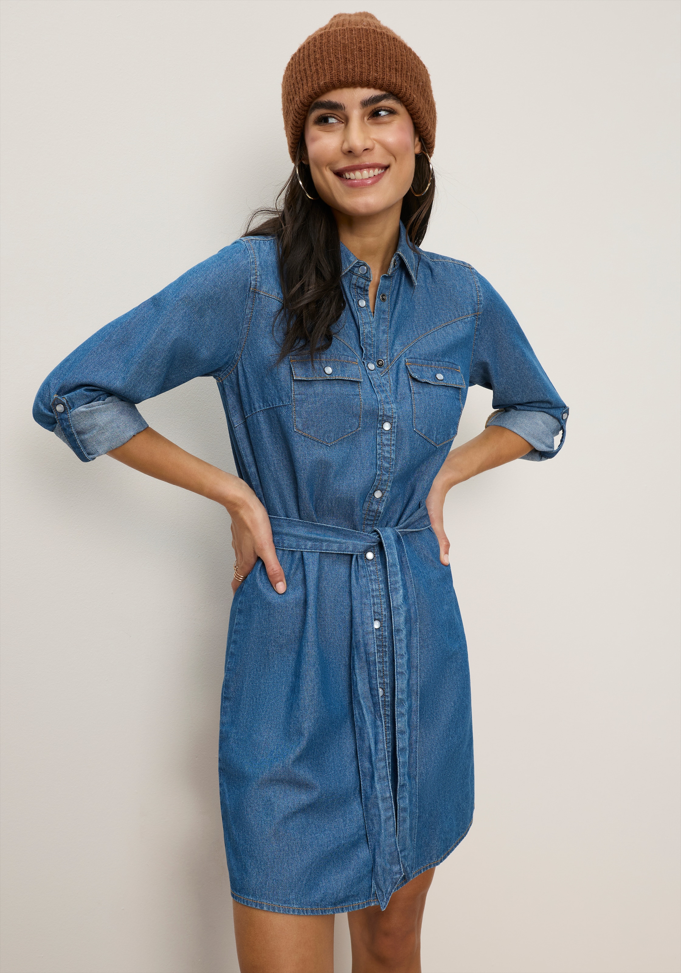 Image of Tamaris Jeanskleid "aus Baumwoll-Denim mit praktischen Taschen" Brusttaschen Klappentaschen mit Hemdblusenkragen, figurbetonte Passform