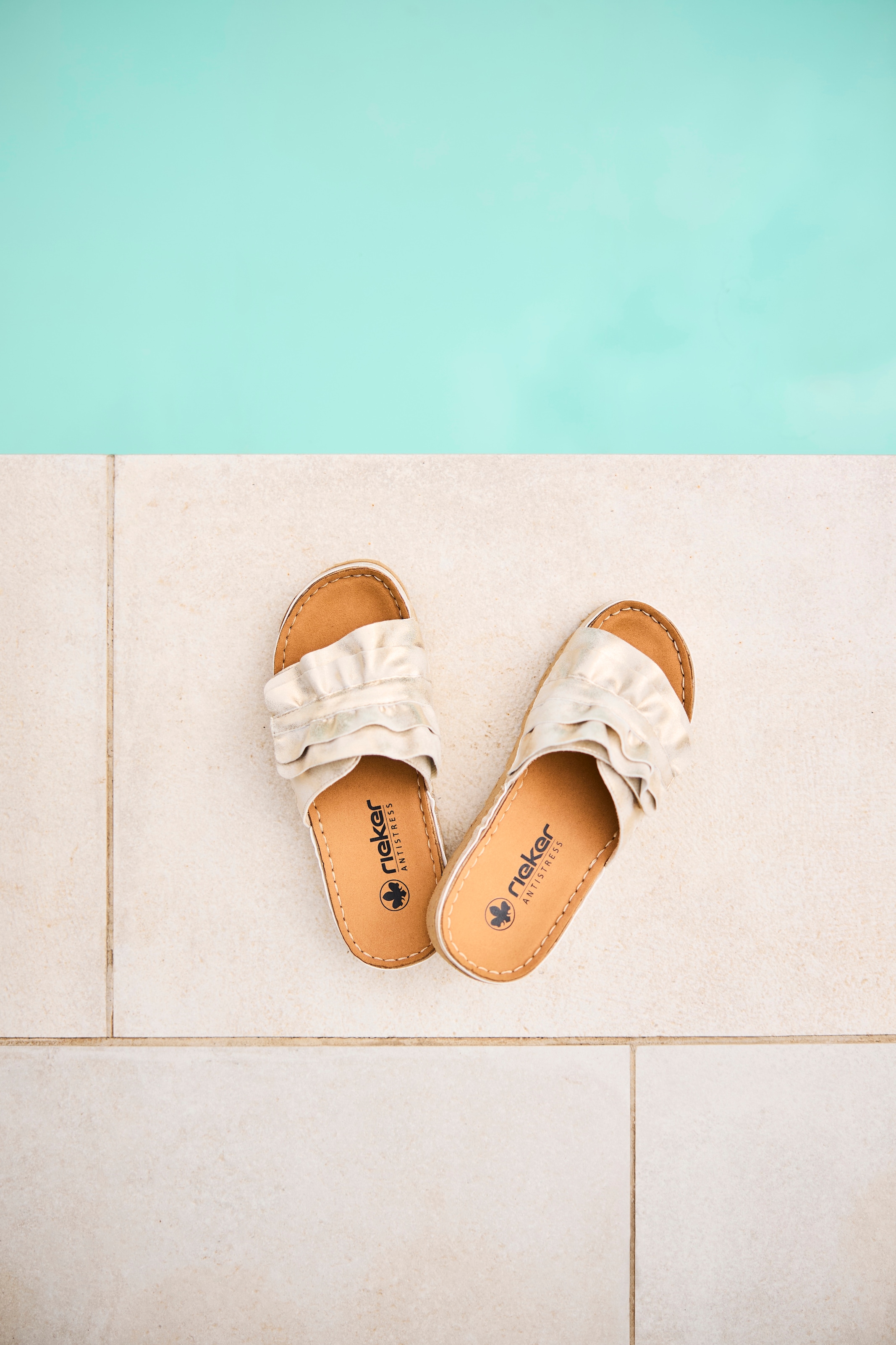 Rieker Pantolette  chaussure d'été, chaussure de plage, chausson avec semelle compensée à la mode