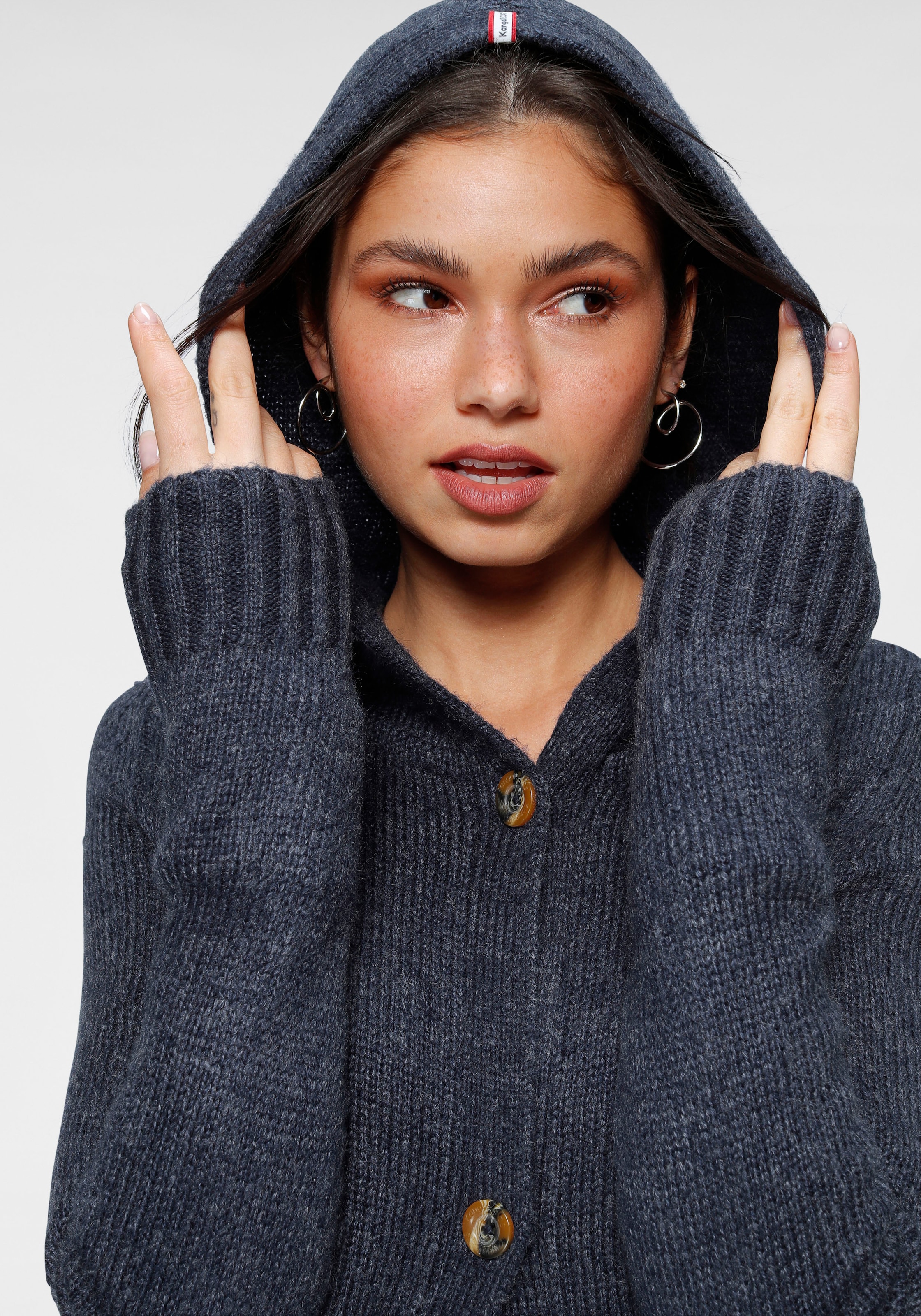 KangaROOS Cardigan à capuche mit aufgesetzten Taschen und breiten Rippbündchen