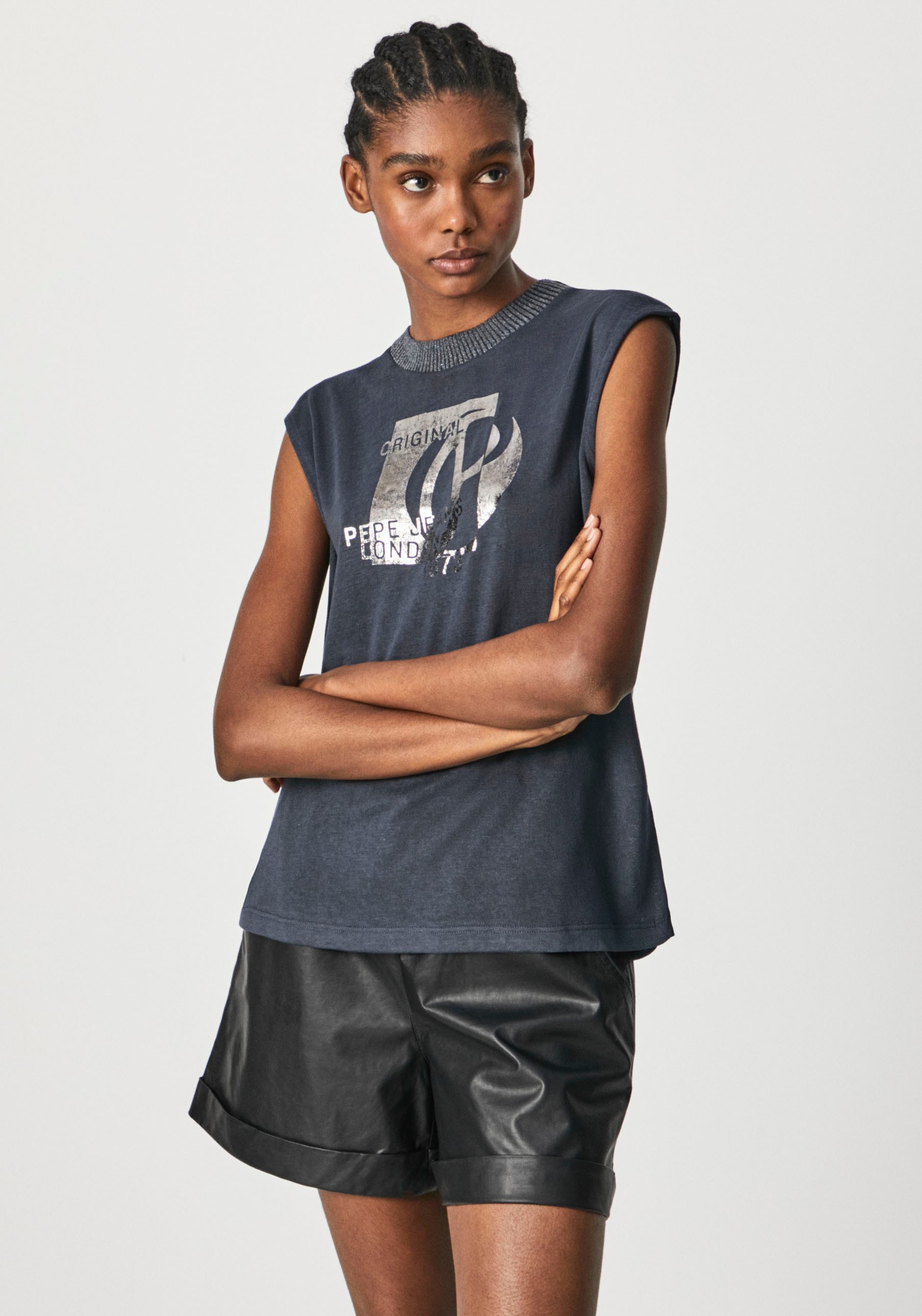 Image of Pepe Jeans Kurzarmshirt »AVIS«, mit silberfarben glänzendem Marken-Logo-Druck und besonderem Armausschnitt bei Ackermann Versand Schweiz