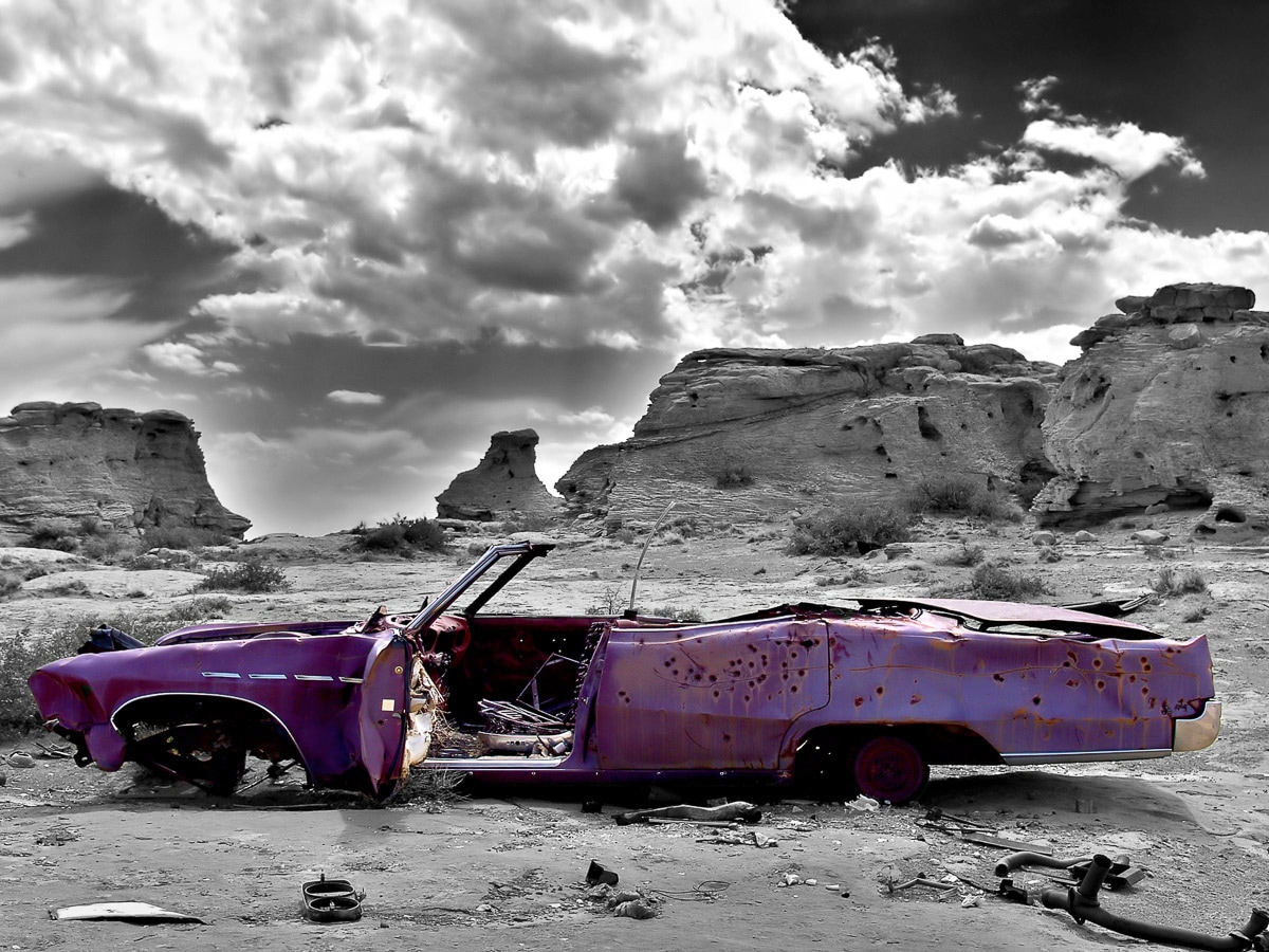 Image of Papermoon Fototapete "Lila Autowrack Schwarz & Weiss"