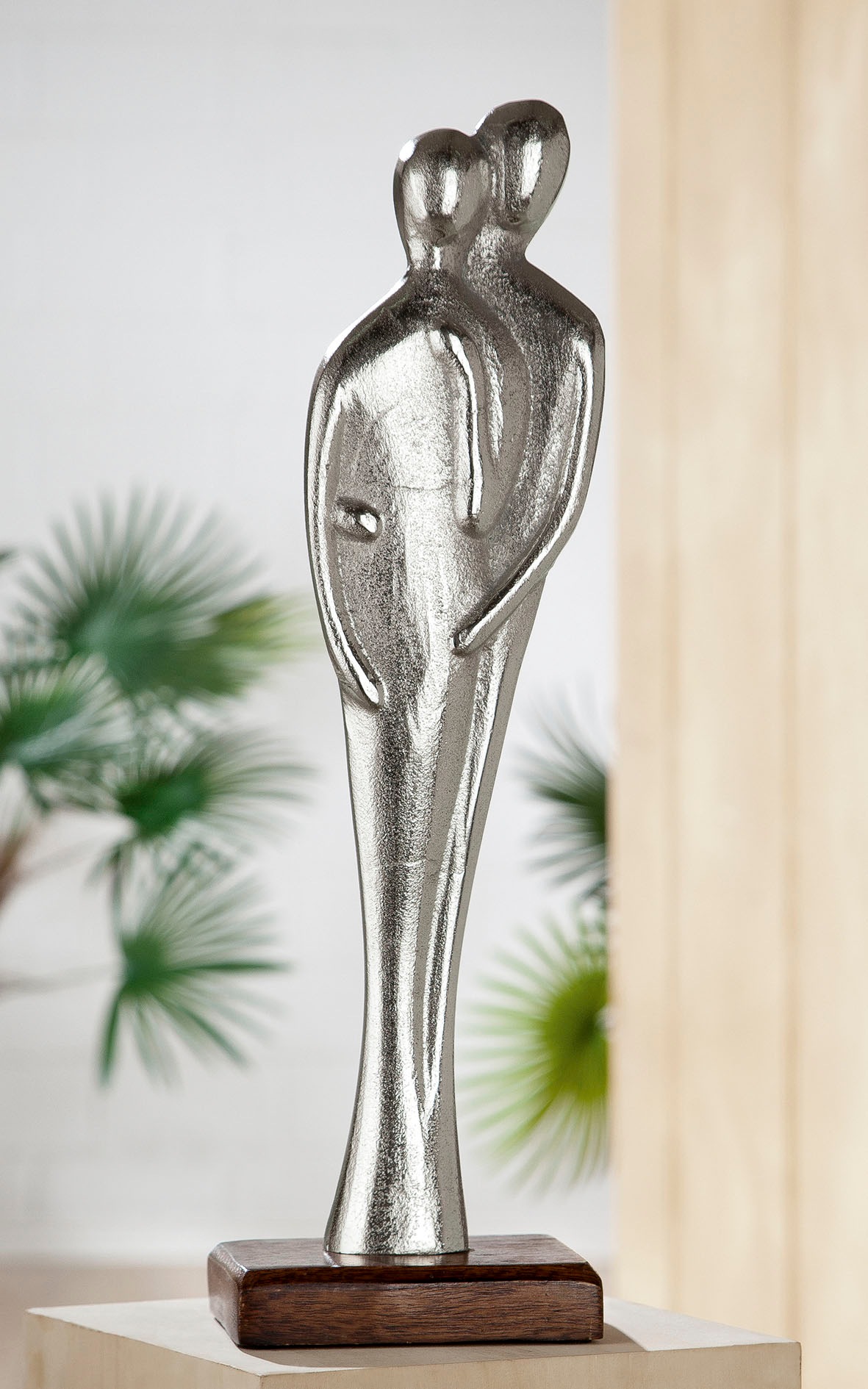 Image of GILDE Dekofigur »Skulptur Figura Halt dich fest, silberfarben«, (1 St.), Dekoobjekt, Höhe 42 cm, aus Metall, Sockel aus Holz, Wohnzimmer bei Ackermann Versand Schweiz