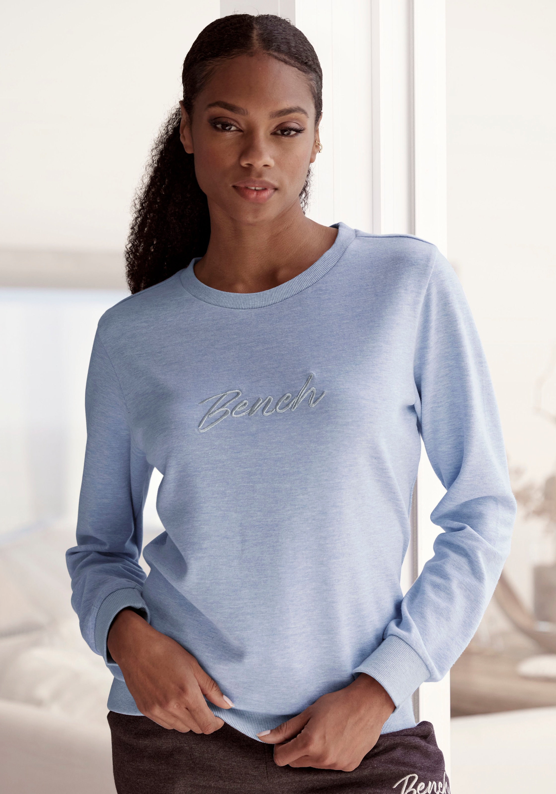 Sweatshirt »-Loungeshirt«, mit glänzender Logostickerei, Loungewear, Loungeanzug