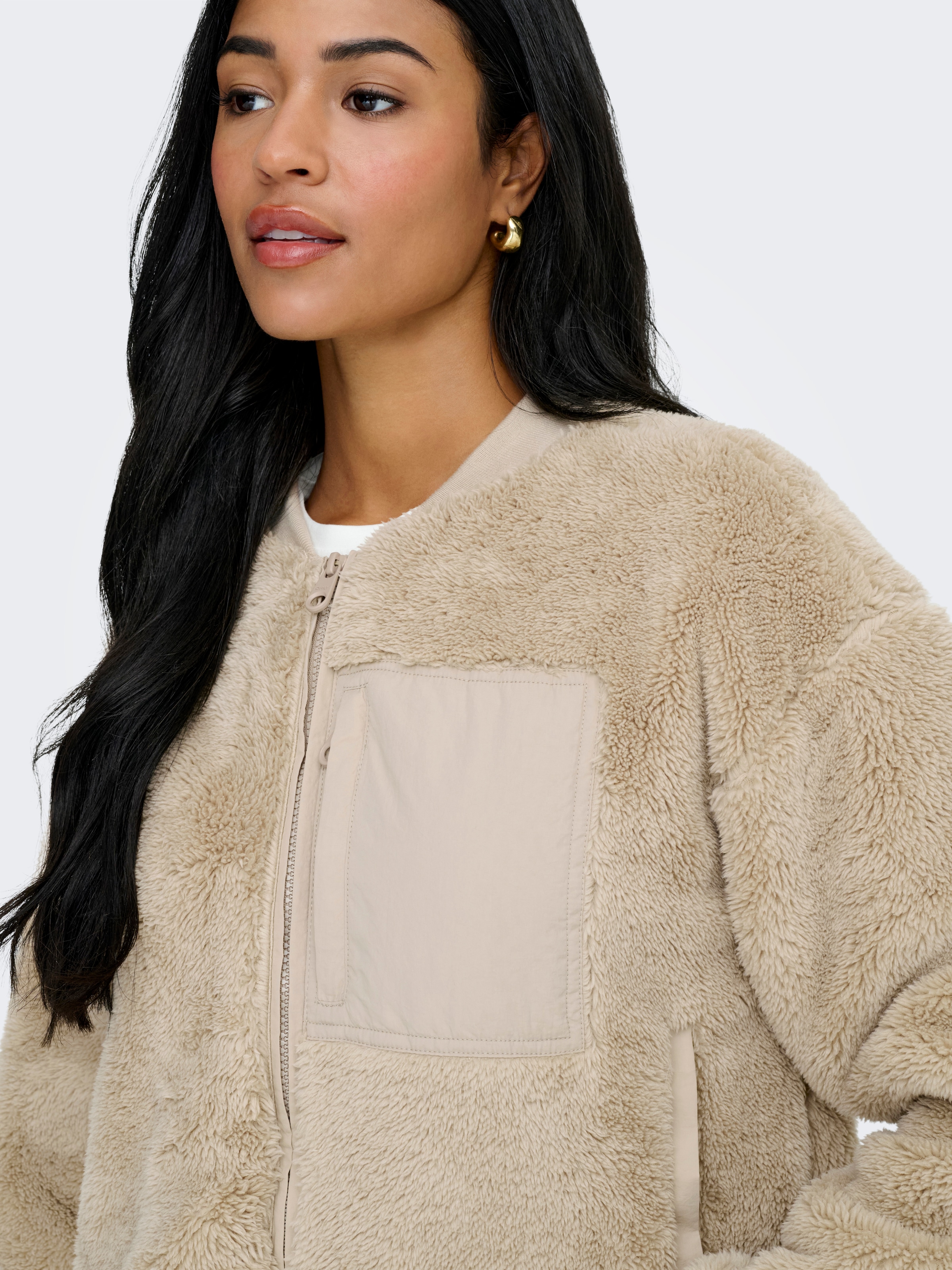 ONLY Plüschjacke »ONLANNA CONTACT LIFE SHORT JACKET CC OTW« Brusttasche mit Reissverschluss