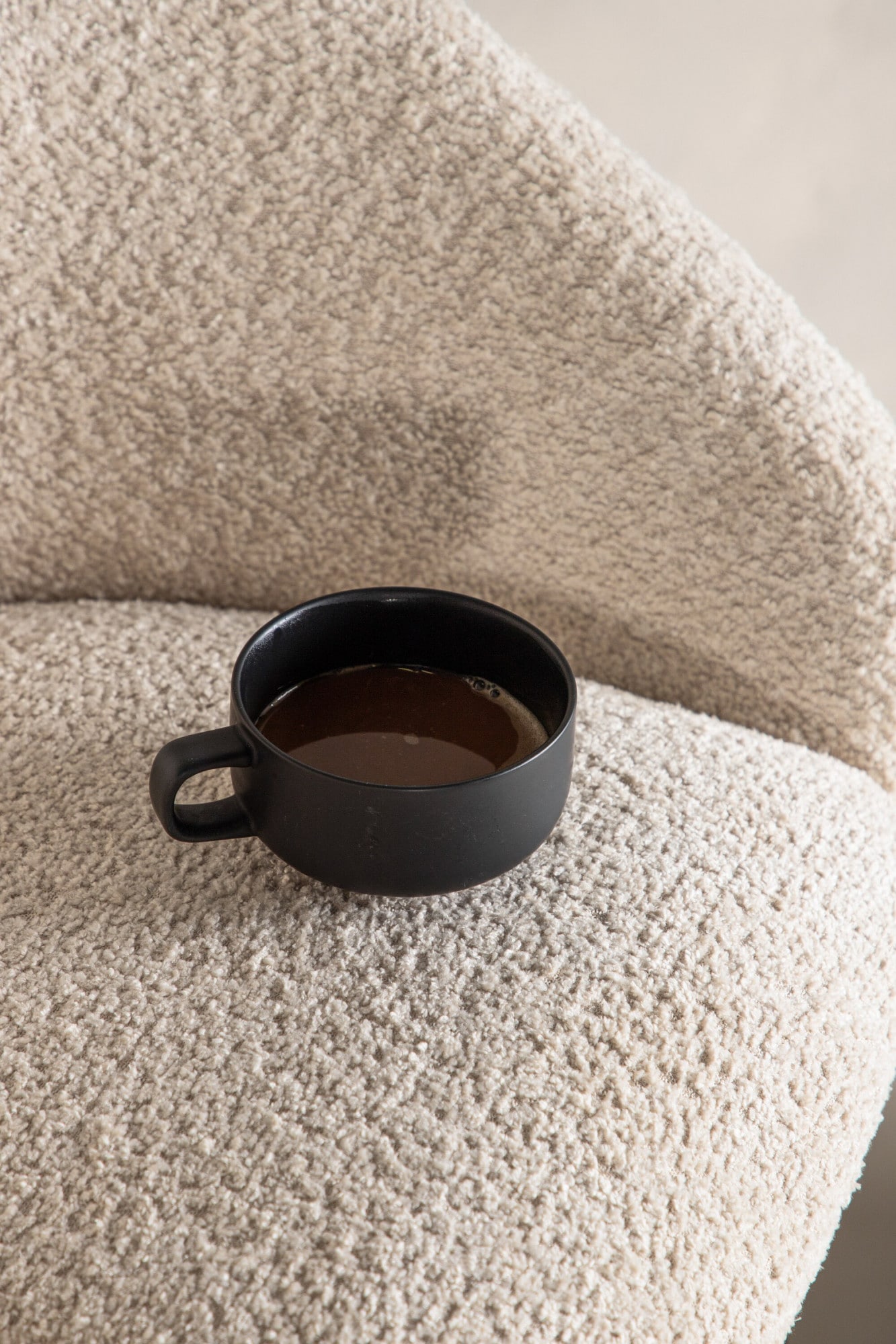 Venture Home Barhocker »Velvet, 2er-Set Barhocker mit weissem Teddy-Sitz, belastbar bis 150 kg« 2 Stk. tlg. Tresenstuhl, Plüsch-Bezug, schwarzer Stahlrahmen, Fussstütze, kuschelig