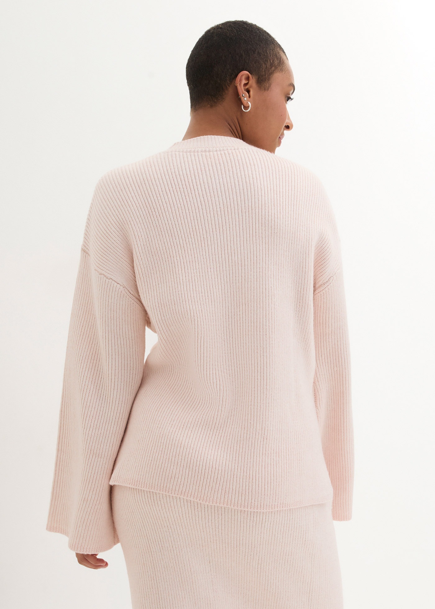 bonprix Strickpullover mit weiten Trompetenärmeln, Oversized-Passform, feiner Rippstrick