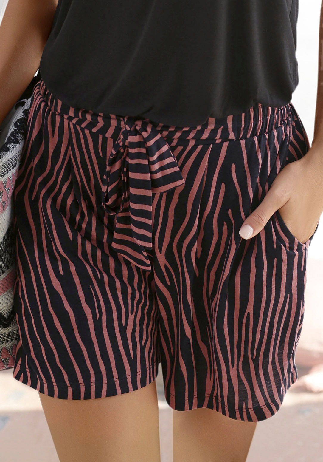 Image of LASCANA Strandshorts, mit weitem Bein bei Ackermann Versand Schweiz