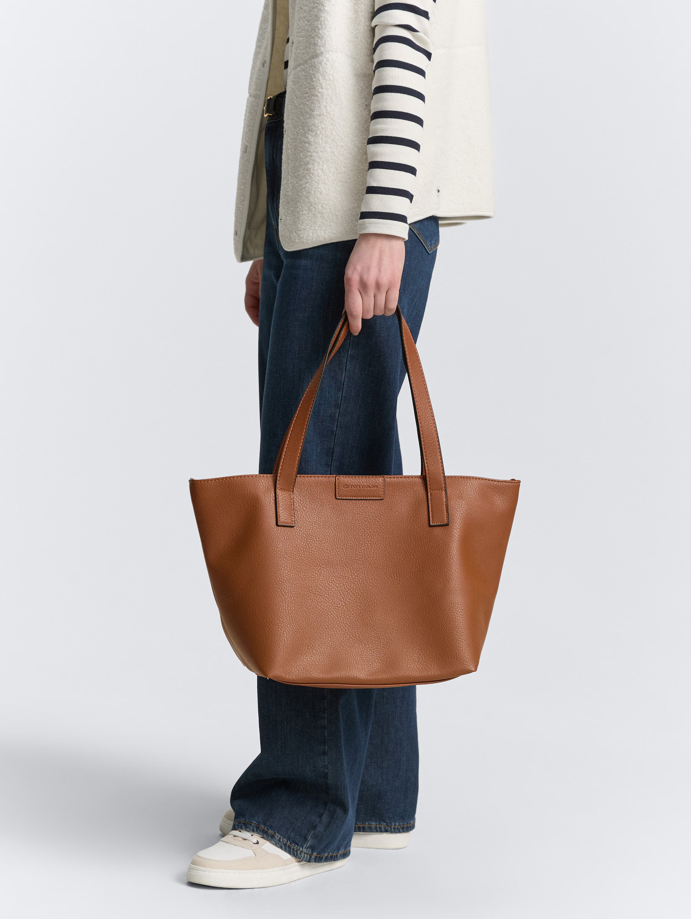 TOM TAILOR Shopper »Miri zip« aus griffigem Lederimitat mit praktischen flachen Handgriffen