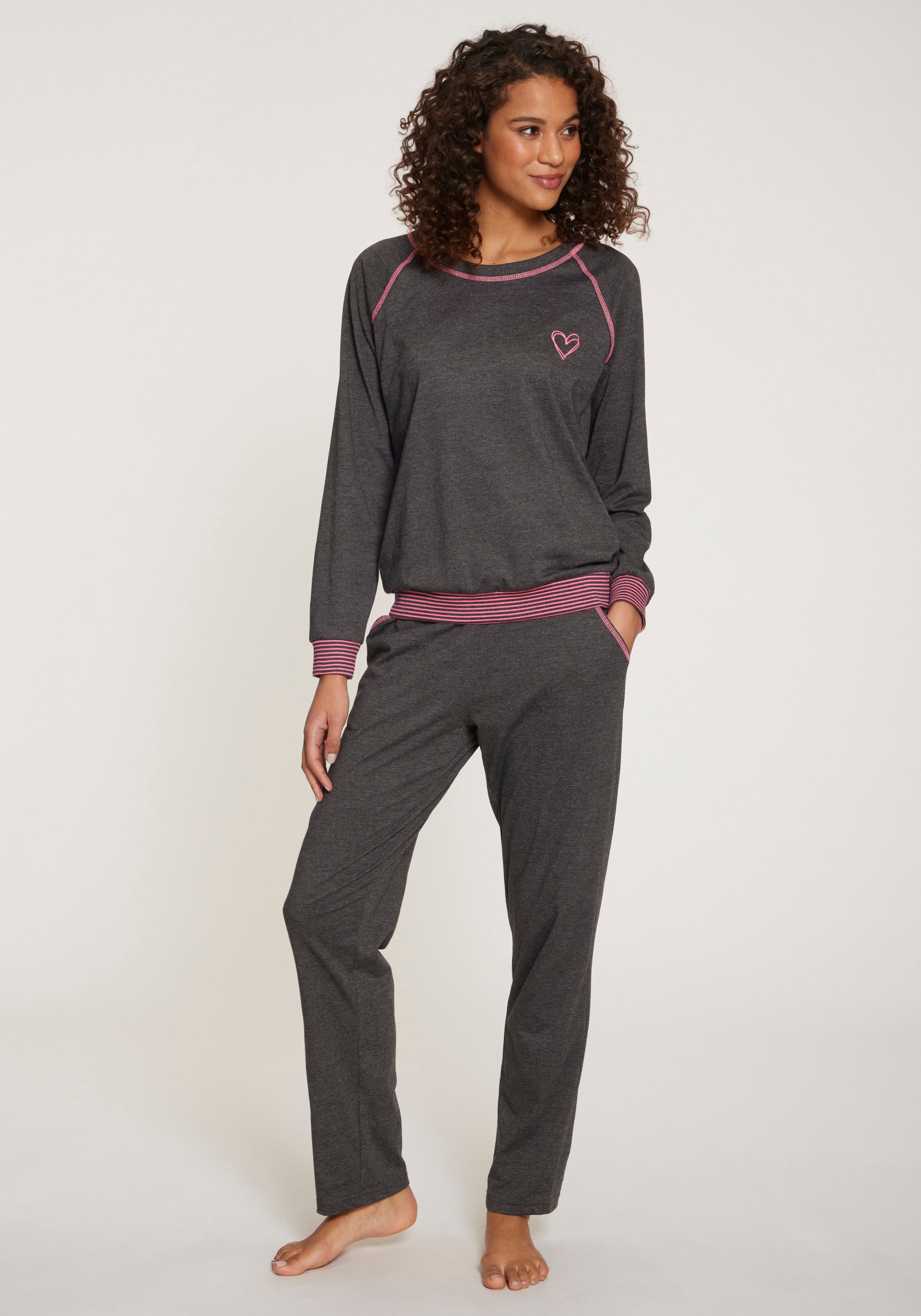 Image of Vivance Dreams Pyjama Set, 2 tlg. mit dekorativen Flatlock-Nähten in Neonfarben