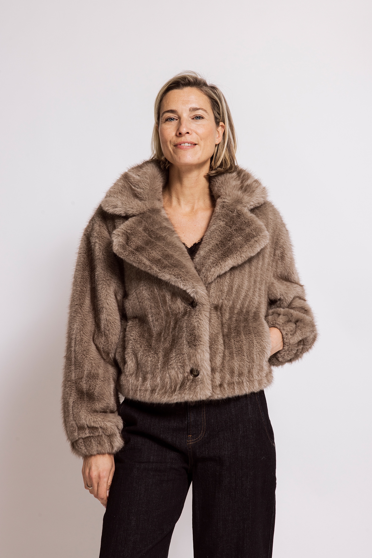 Image of Zhrill Kurzblazer "CHARLA" Fellimitat-Jacke, Reverskragen, Casual Stil, bequeme Passform