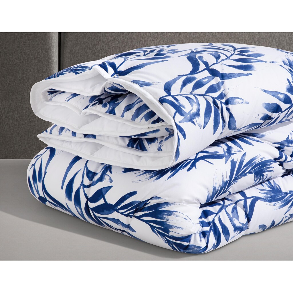 Guido Maria Kretschmer Home&Living Kunstfaserbettdecke »Blue leaves«, 4-Jahreszeiten, Füllung 100% Polyester, Bezug 100% Polyester, (1 St.)