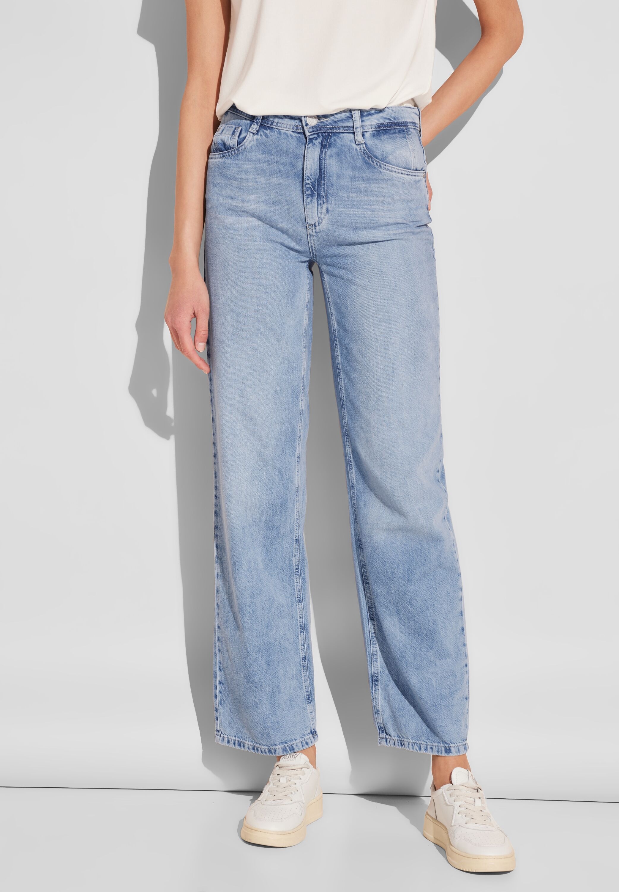 High-waist-Jeans, in hellblauer Waschung