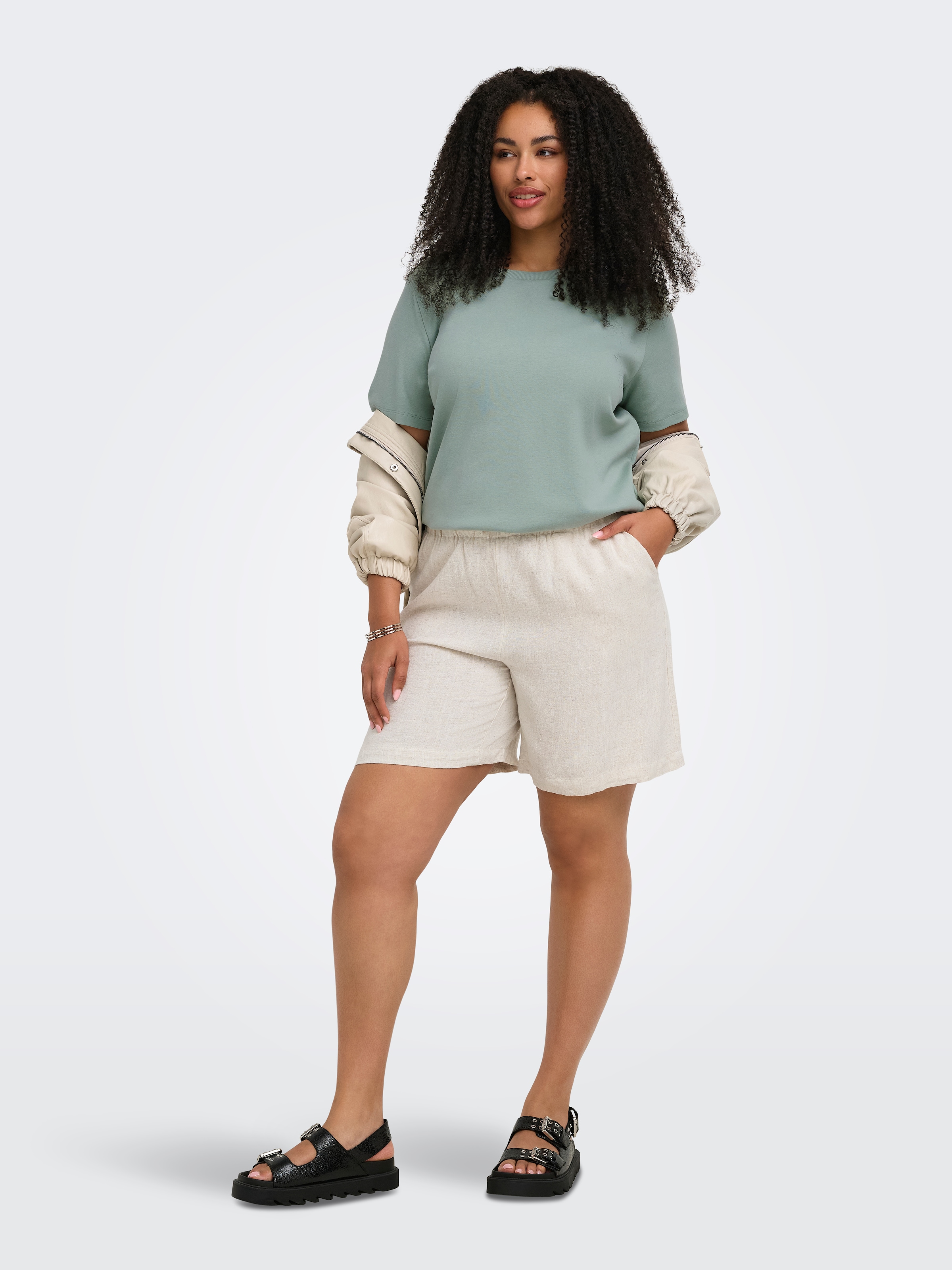 ONLY CARMAKOMA Shorts »CARSIESTA MW PULL-UP LIN BL SHORTS NOOS«  Viskosemischung, loose fit, Regular Waist
