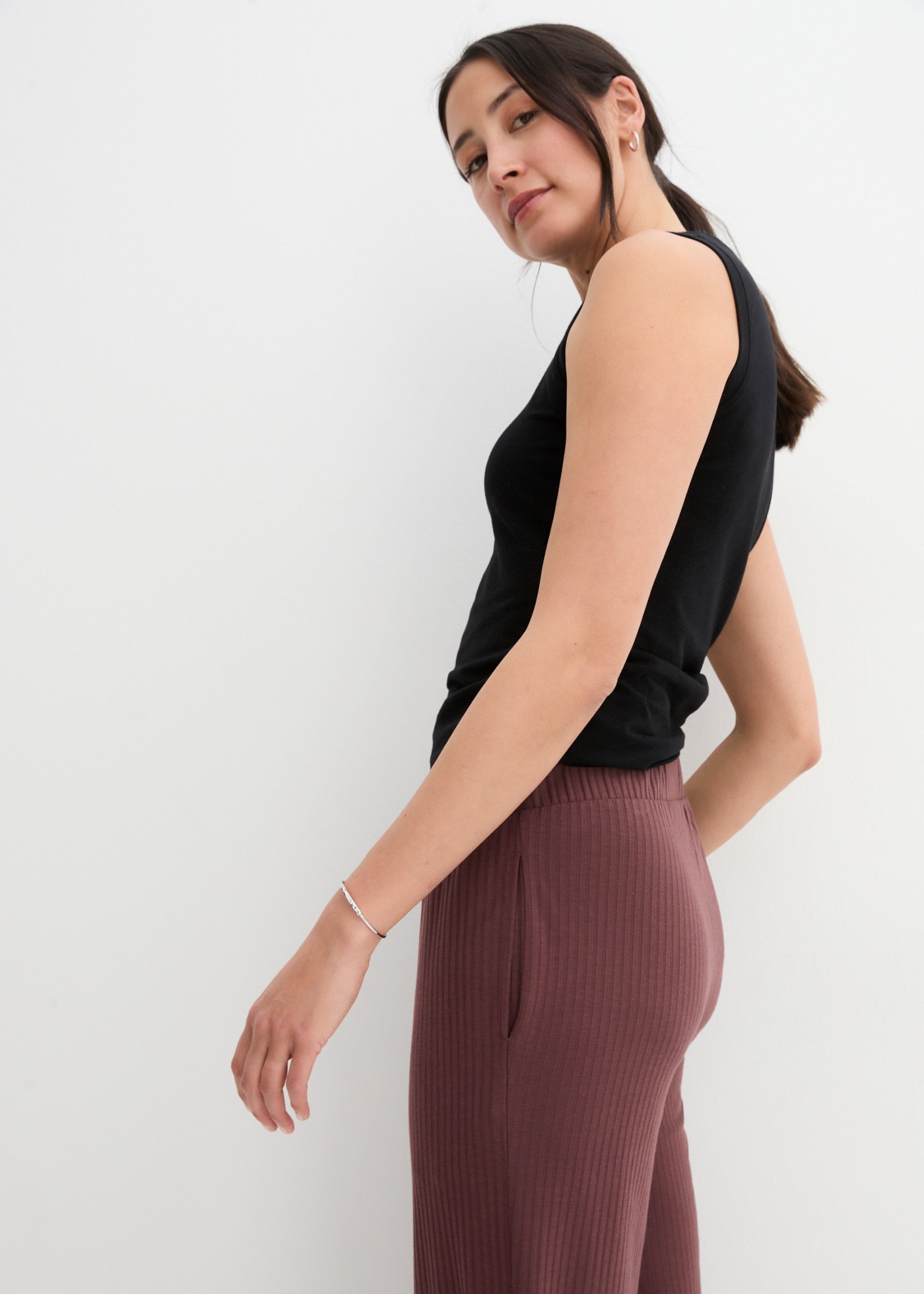 bonprix Pantalon en jersey »Jersey-Hose aus Rippe mit Bequembund«  En viscose, polyester et élasthanne, coupe décontractée, style décontracté