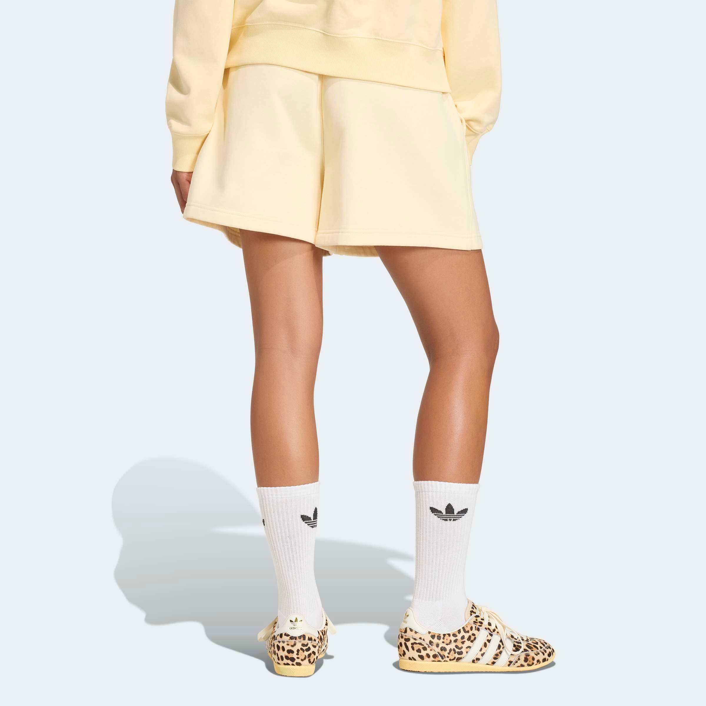 adidas Originals Shorts »ESSENTIALS FLEECE-, LOCKER GESCHNITTEN«  mit engem Schnitt, aus Baumwolle und Polyester