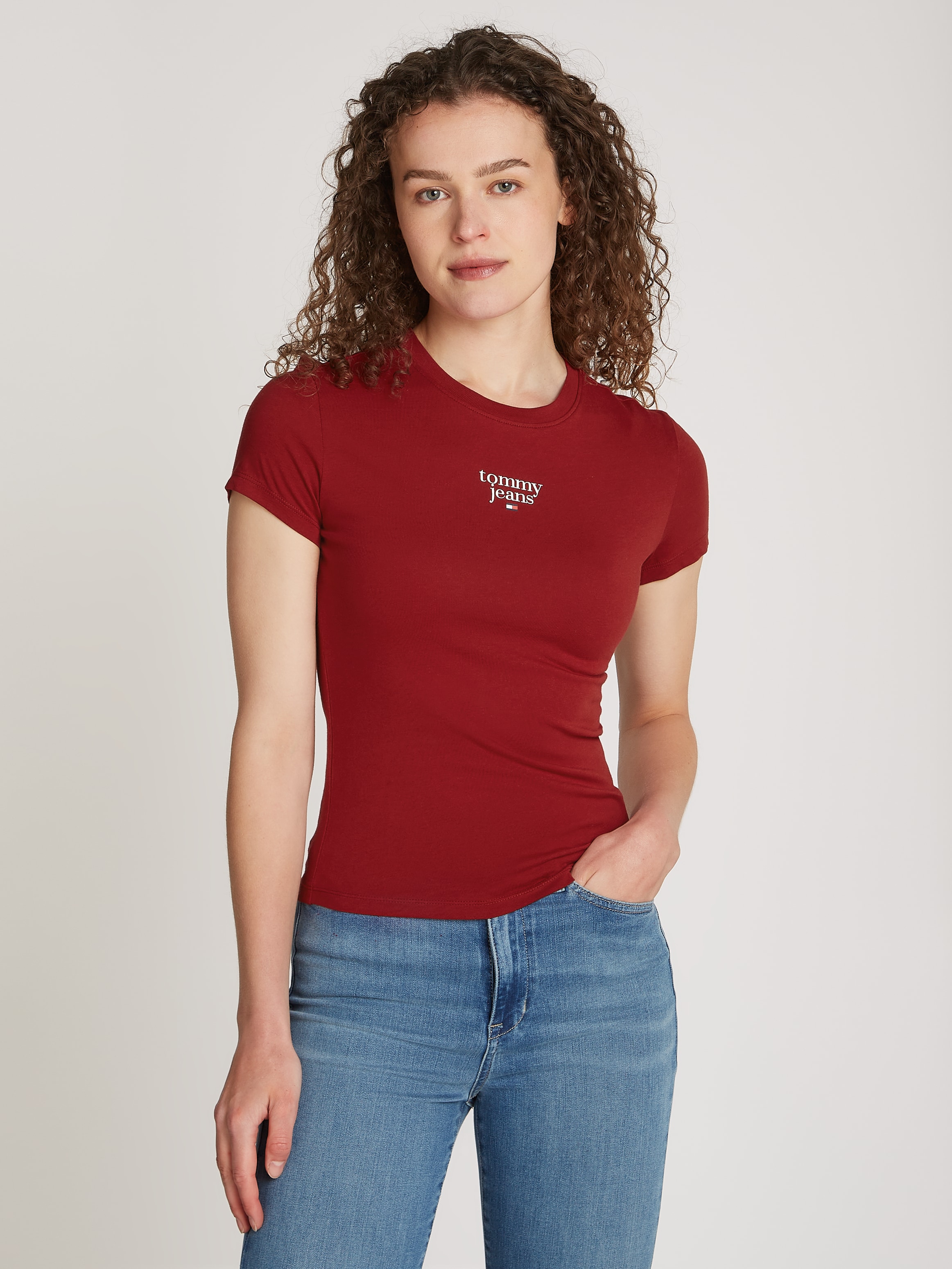 Tommy Jeans Curve T-Shirt »TJW SLIM ESSENTIAL LOGO1 TEE EXT«, in Grossen Grössen mit Logoschriftzug