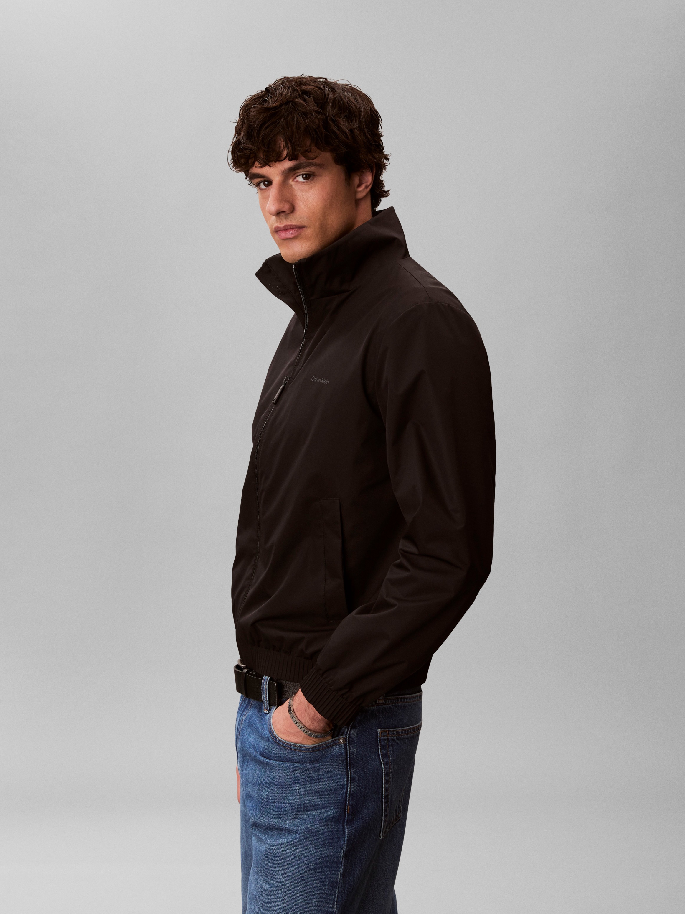 Calvin Klein Coupe-vent »LS NYLON STAND COLLAR WINDBREAKE« sans capuche coupe régulière avec col montant