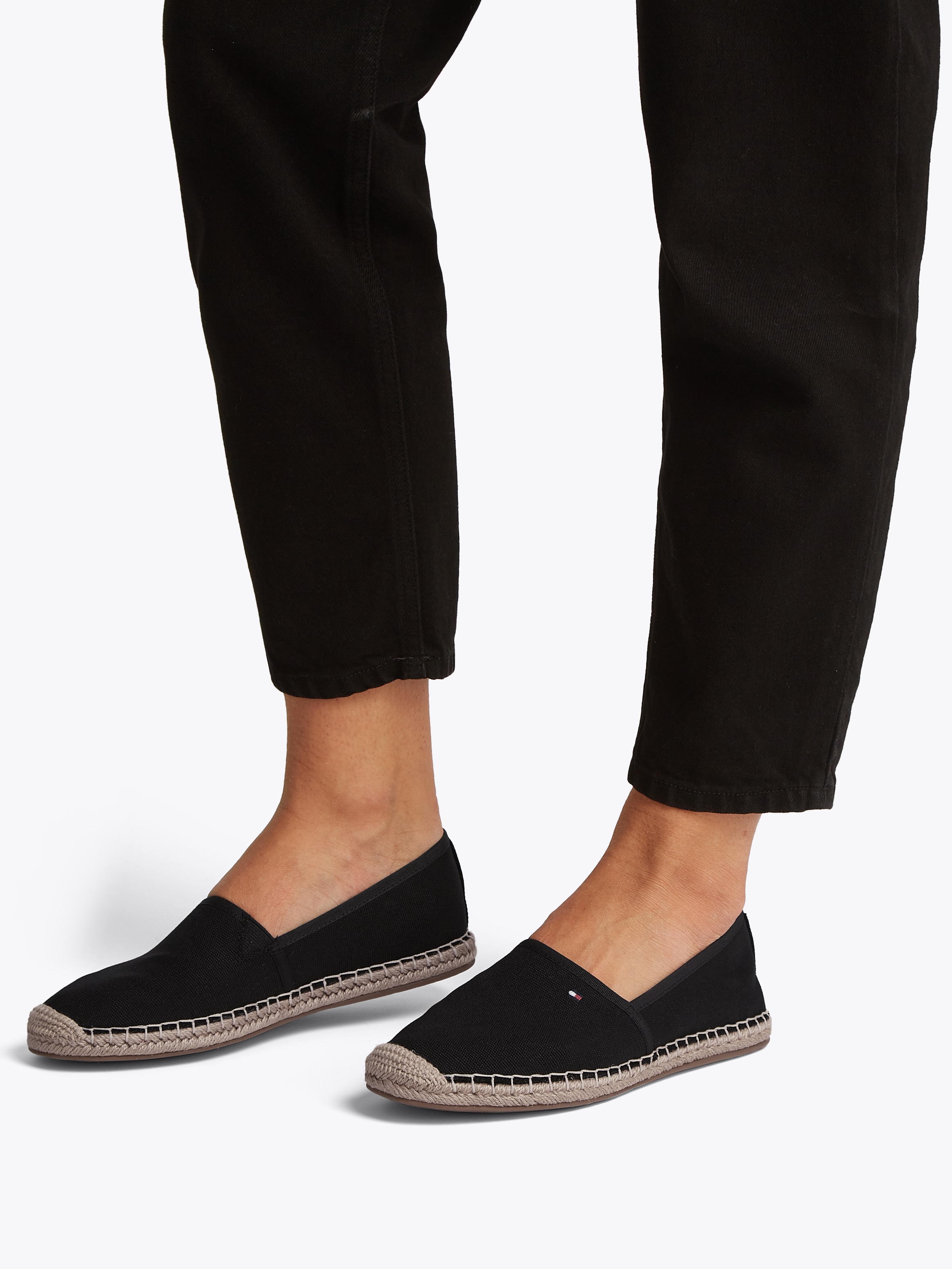 Tommy Hilfiger Espadrille »FLAG CANVAS ESPADRILLE«  ,Slipper, Flats, Bequemschuh, Jutebezug und Ziernähten, schmale Form