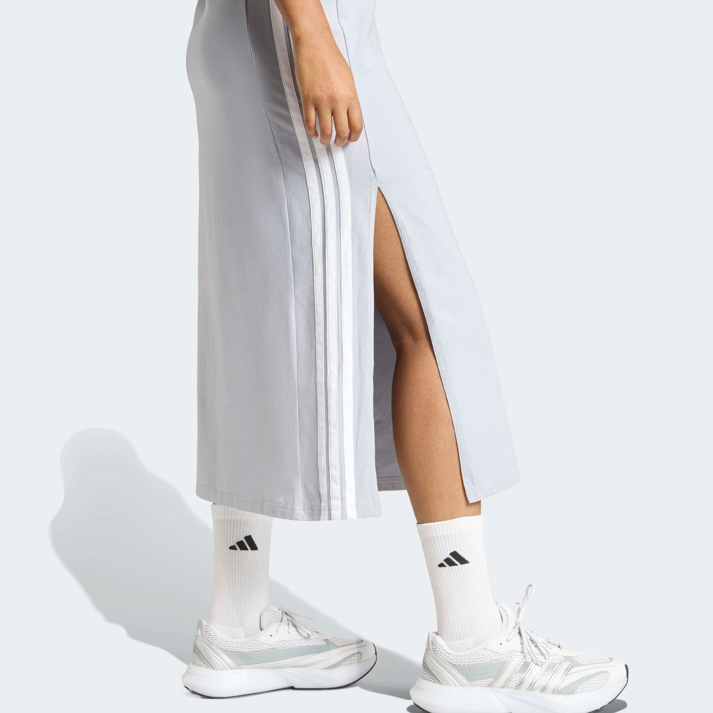 adidas Sportswear Shirtkleid »ESSENTIALS 3-STREIFEN LONG RACERBACK« ärmelloses Racerback-Design, sportlicher Stil, ohne Verschluss