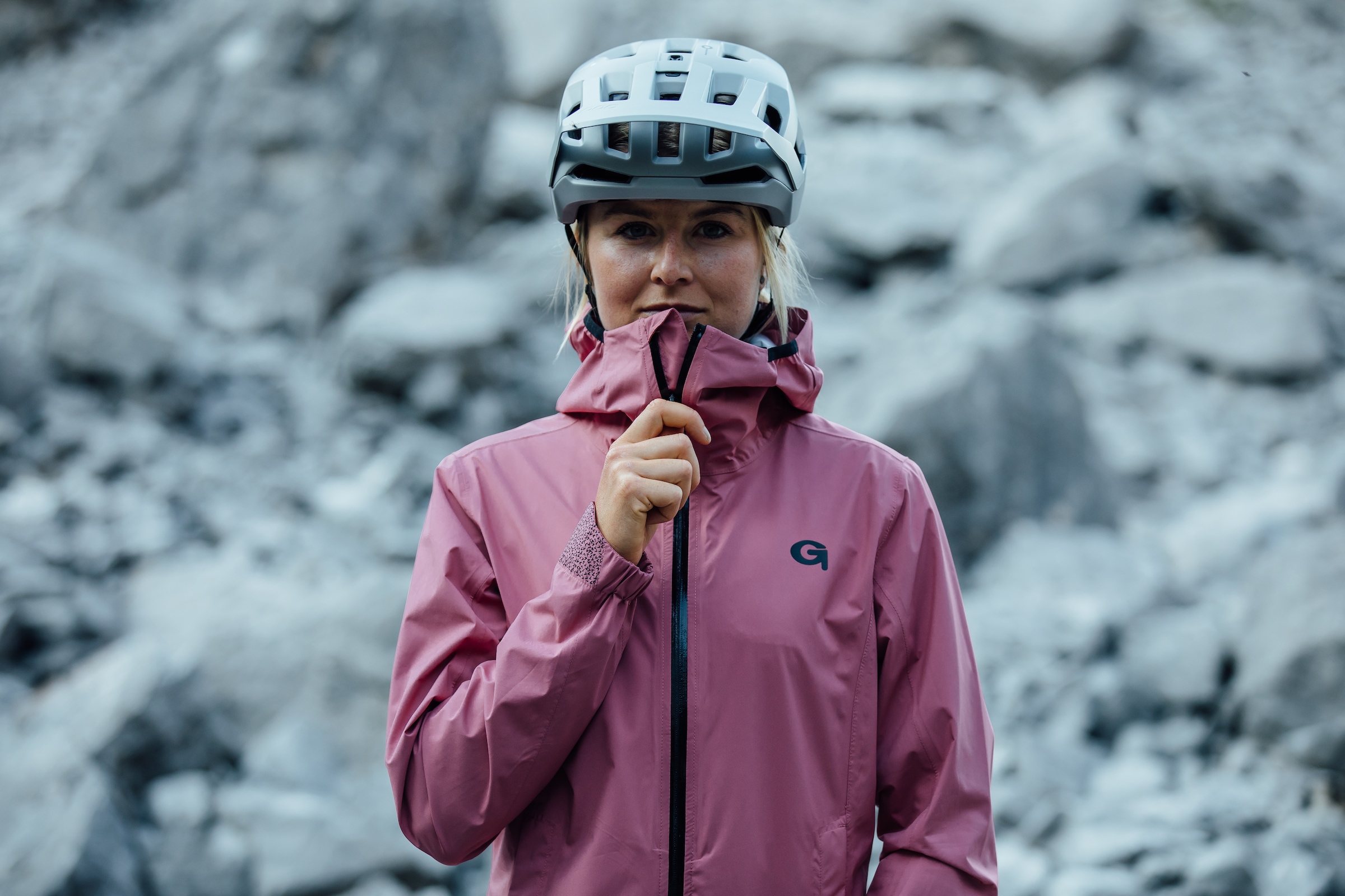 Finde Gonso Fahrradjacke wind- Regenjacke auf wasserdicht, mit Damen »Sura Kapuze und Radjacke Plus«