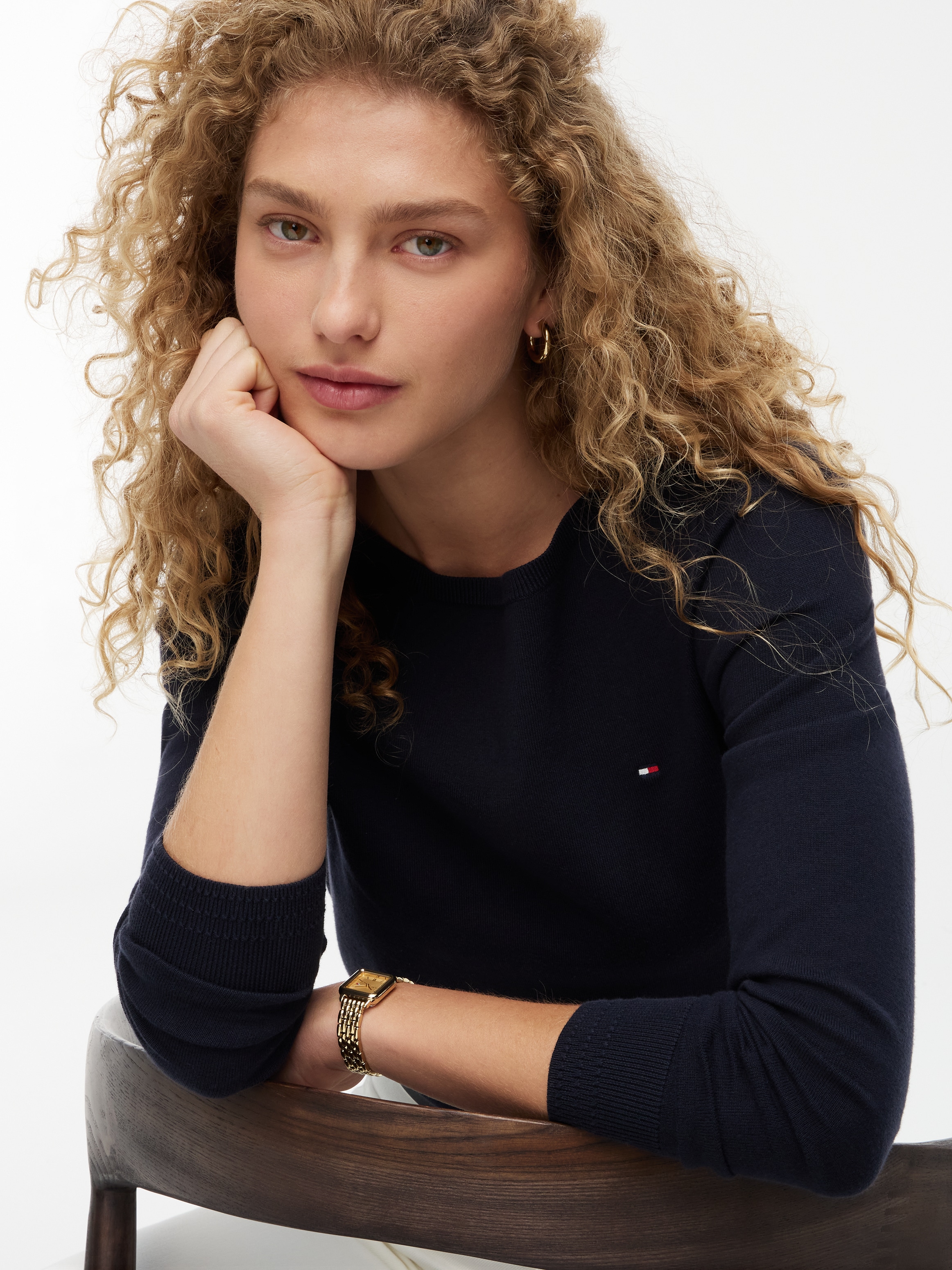 Tommy Hilfiger Pull en tricot »CO JERSEY STITCH V-NECK SWEATER« avec drapeau logo Tommy Hilfiger, encolure bateau