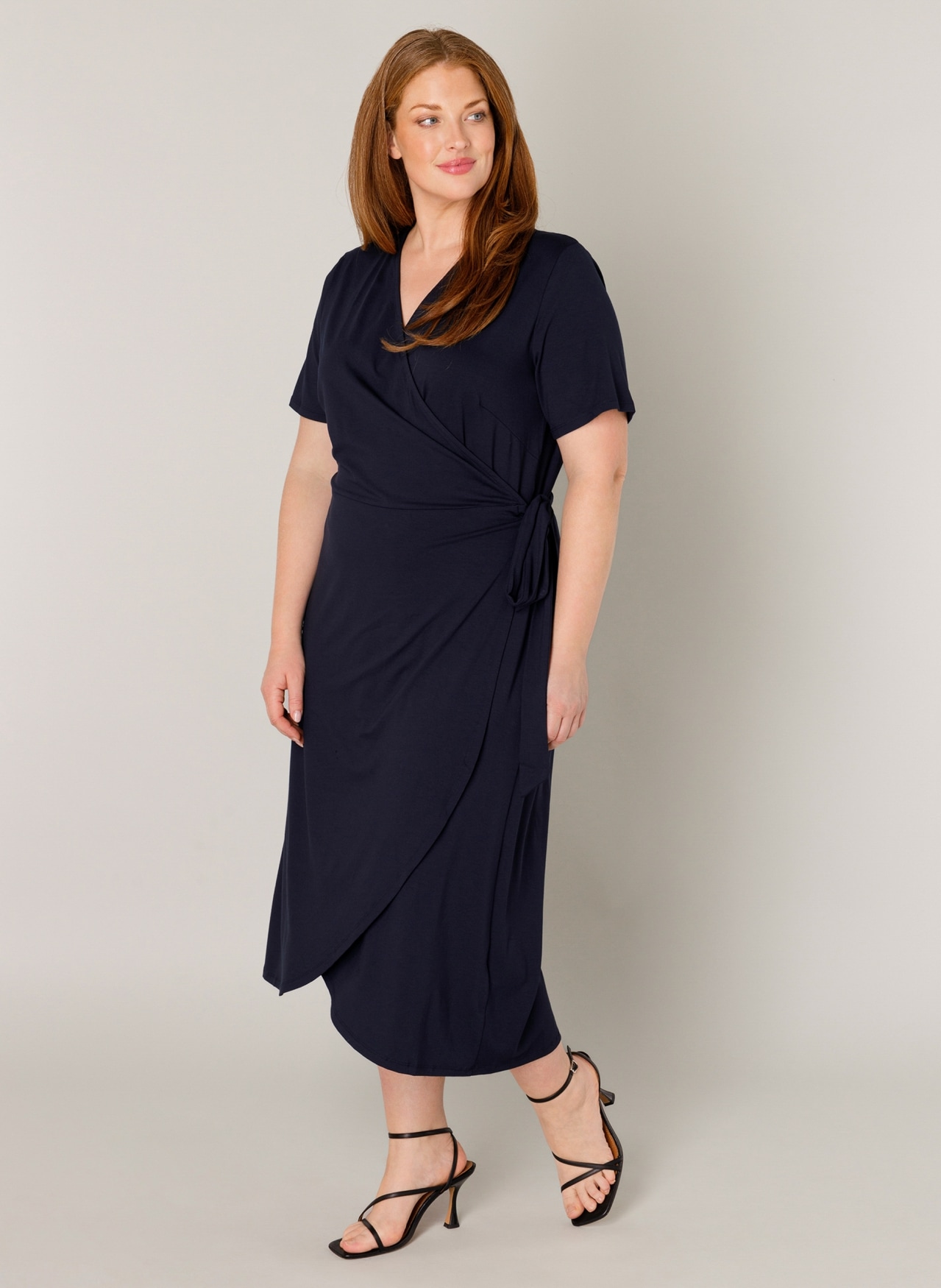 Base Level Curvy Wickelkleid »Abbie«, Weich fliessende Viskose-Mischqualität