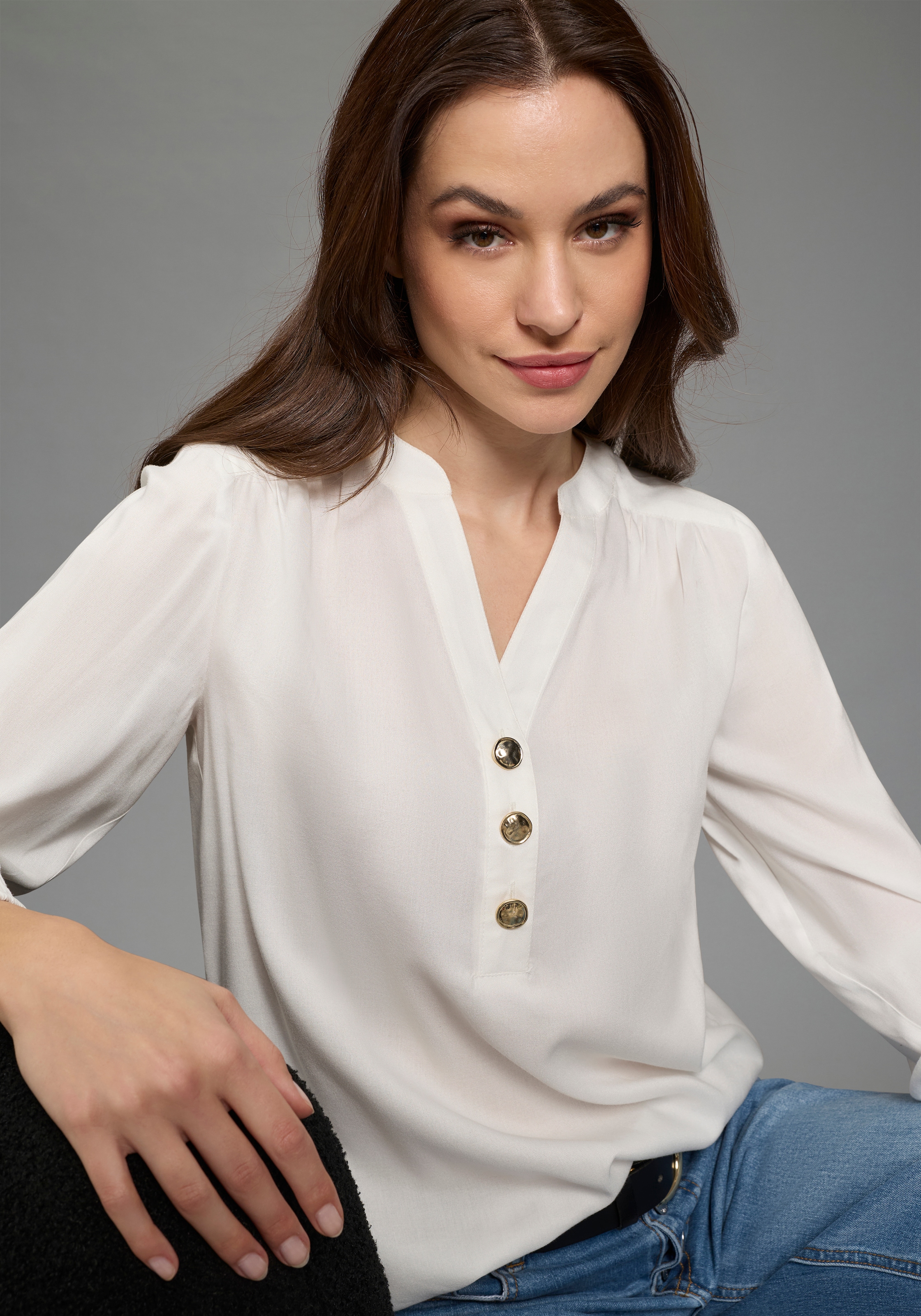 Bruno Banani Blouse à enfiler hüftlange Form mit Zierknöpfen, figurumspielende Passform