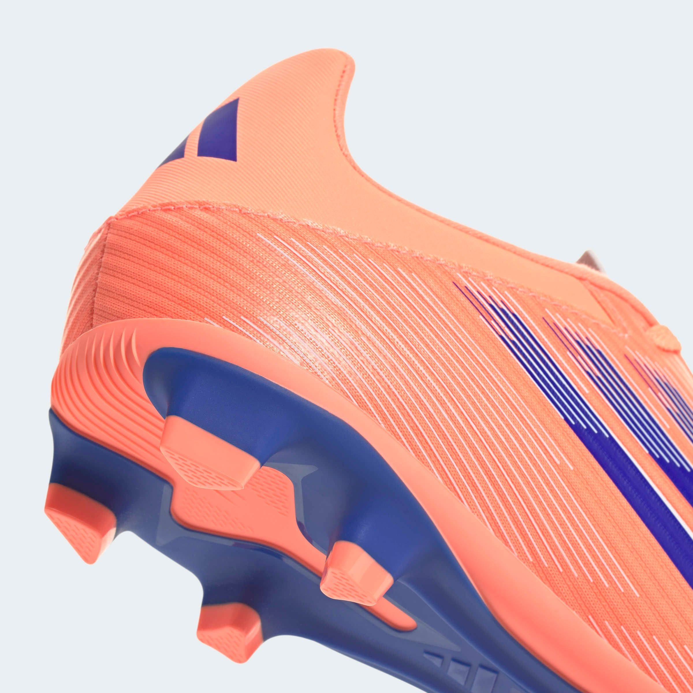 adidas Performance Chaussure de football »F50 CLUB KUNSTRASEN NEUERER GENERATION, HART- UND ASCHENPLÄTZE«  geeignet für Rasen- und Kunstrasenplätze
