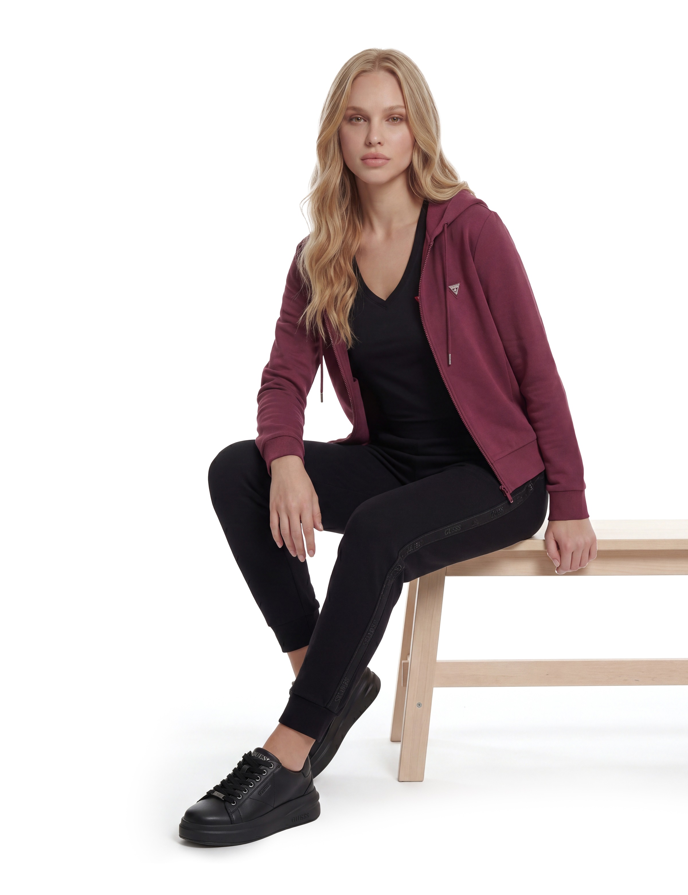 Guess T-Shirt »SS VN MINI TRIANGLE TEE« mit V-Ausschnitt, Slim Fit