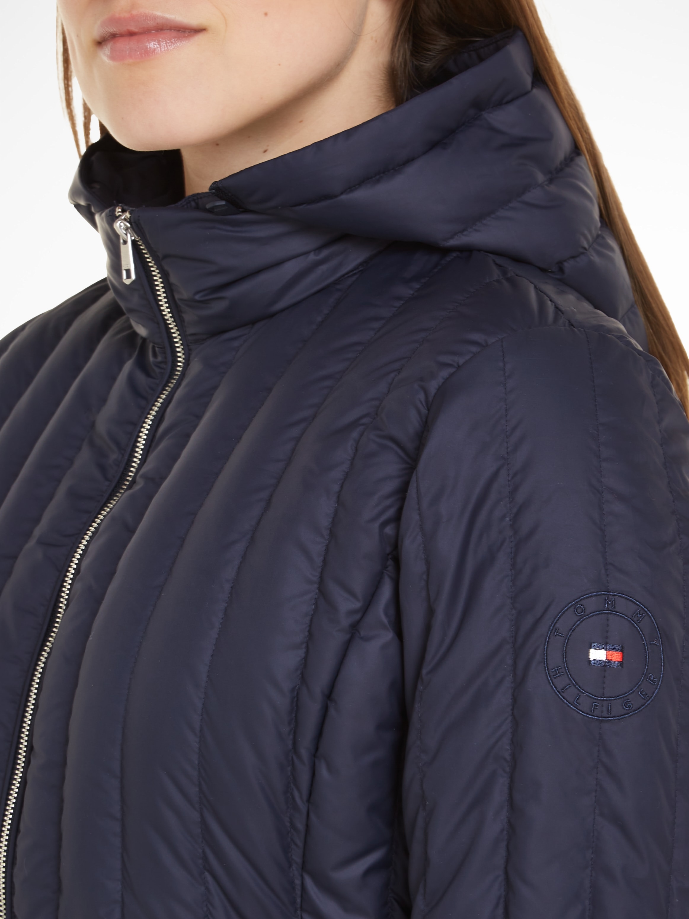 Tommy Hilfiger Daunenjacke »FEMININE LW DOWN JACKET«, mit Kapuze, mit Logostickerei