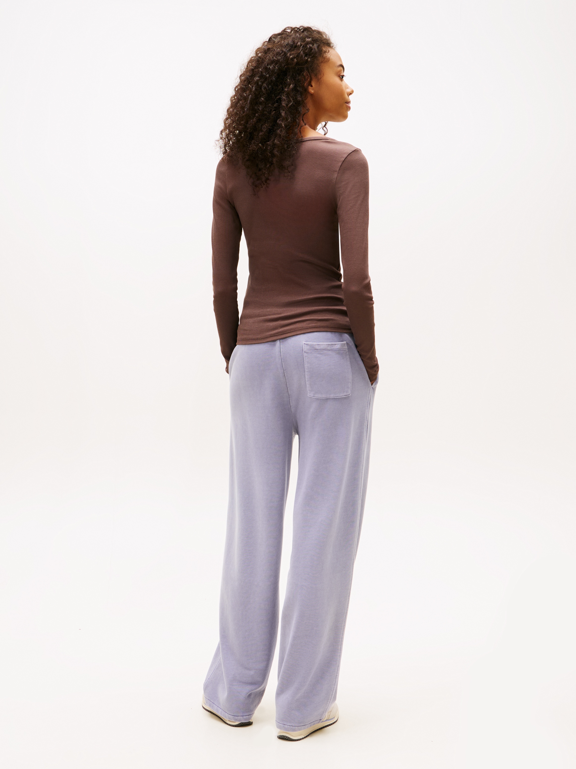 Tommy Jeans Langarmshirt »TJW SLIM ESSENTIAL RIB V LS« mit Logostickerei