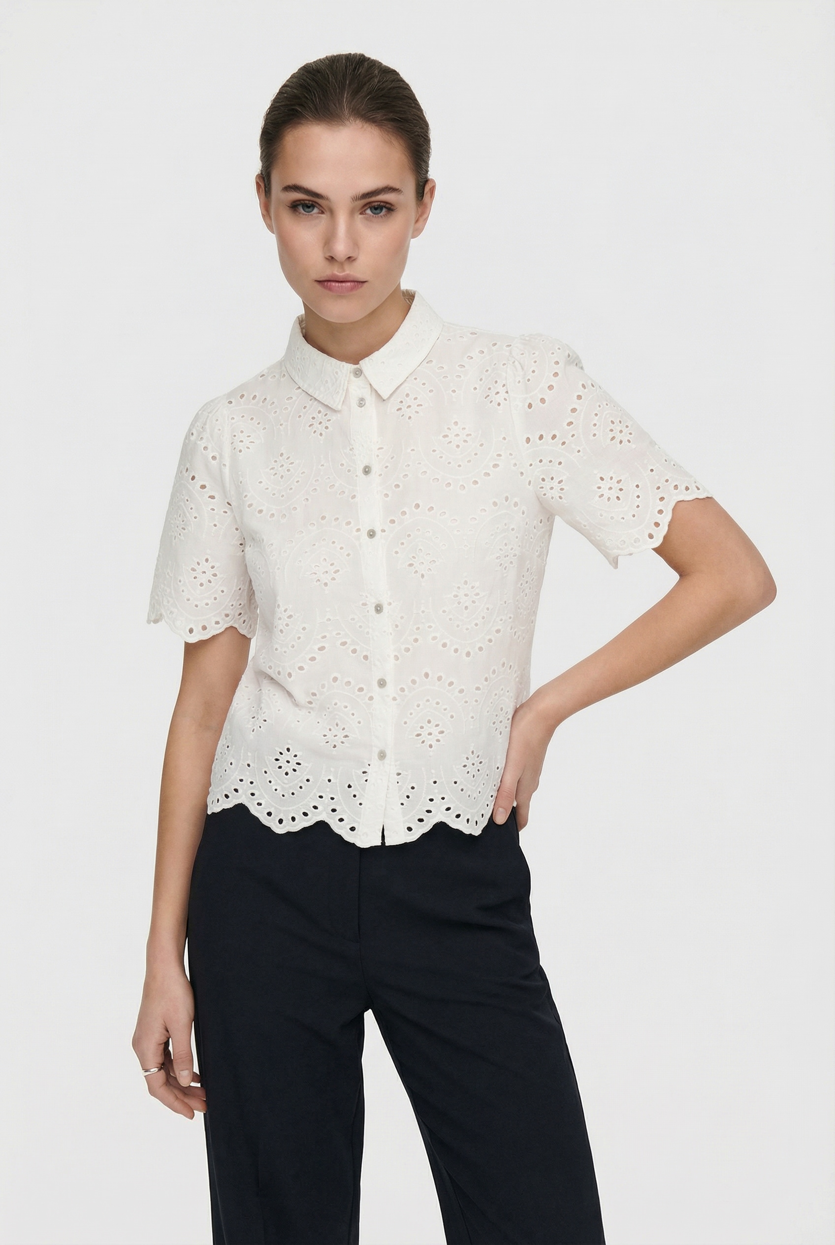 Image of ONLY CARMAKOMA Kurzarmbluse "CARVALAIS S/S SHIRT WVN NOOS" Lochstickerei-Detail