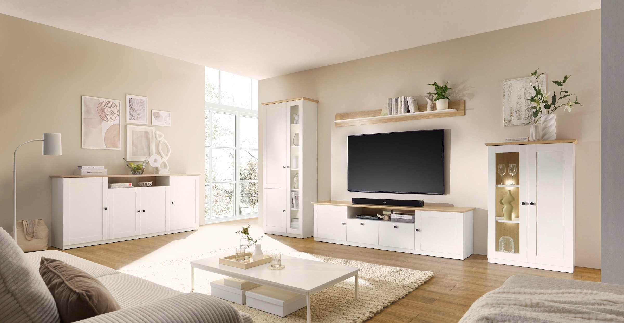GOODproduct Vitrine »Brest, Standvitrine im Landhausstil, Glasvitrine, Vitrinenschrank« schwarze Metallgriffe, ausreichend Stauraum, Glastür, 123 cm hoch
