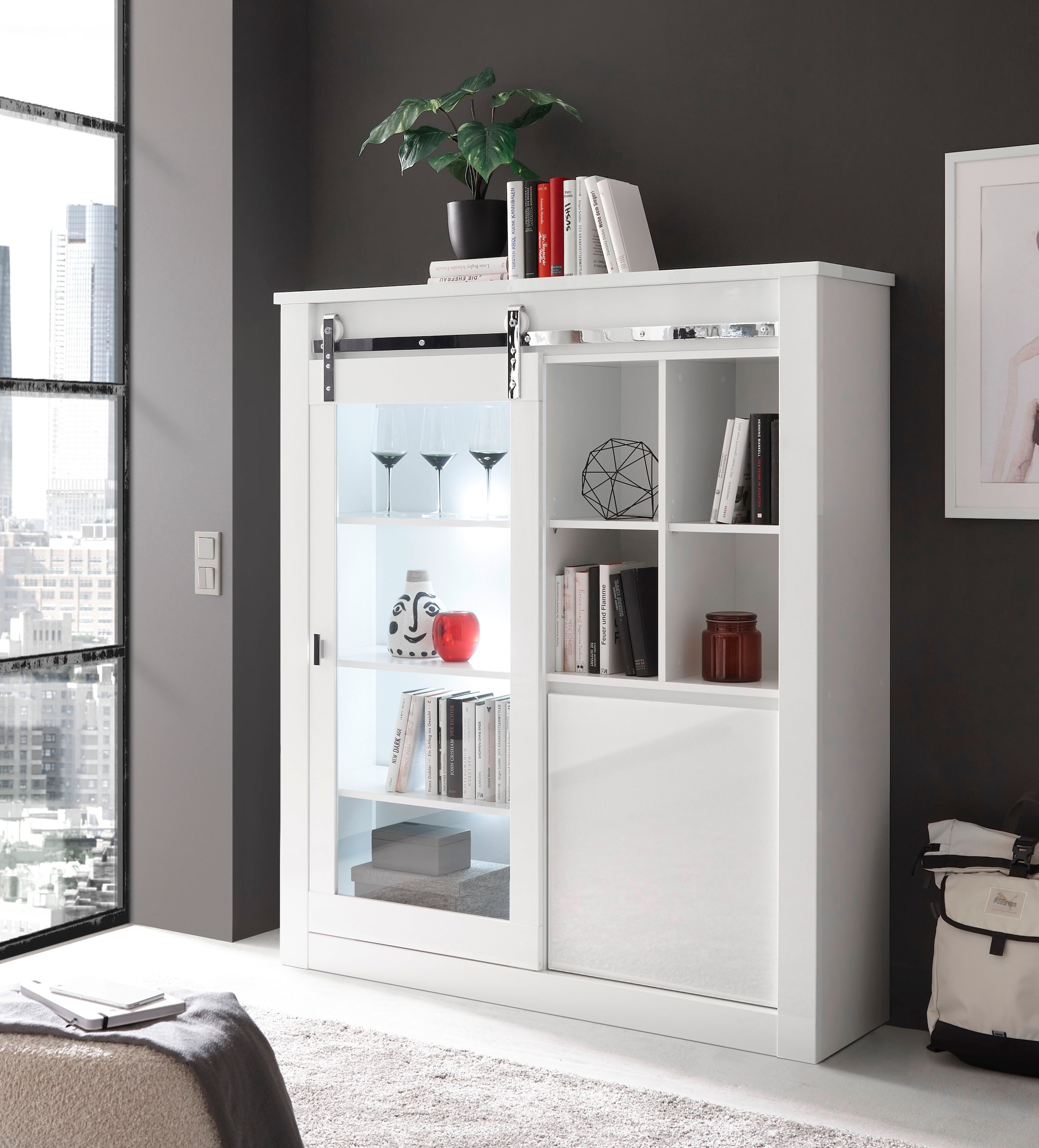 Home affaire Vitrine »Daytona, moderner Hochschrank, Glasvitrine in Weiss Hochglanz« mit Schiebetürenbeschlag in Chrom-Optik, ausreichend Stauraum