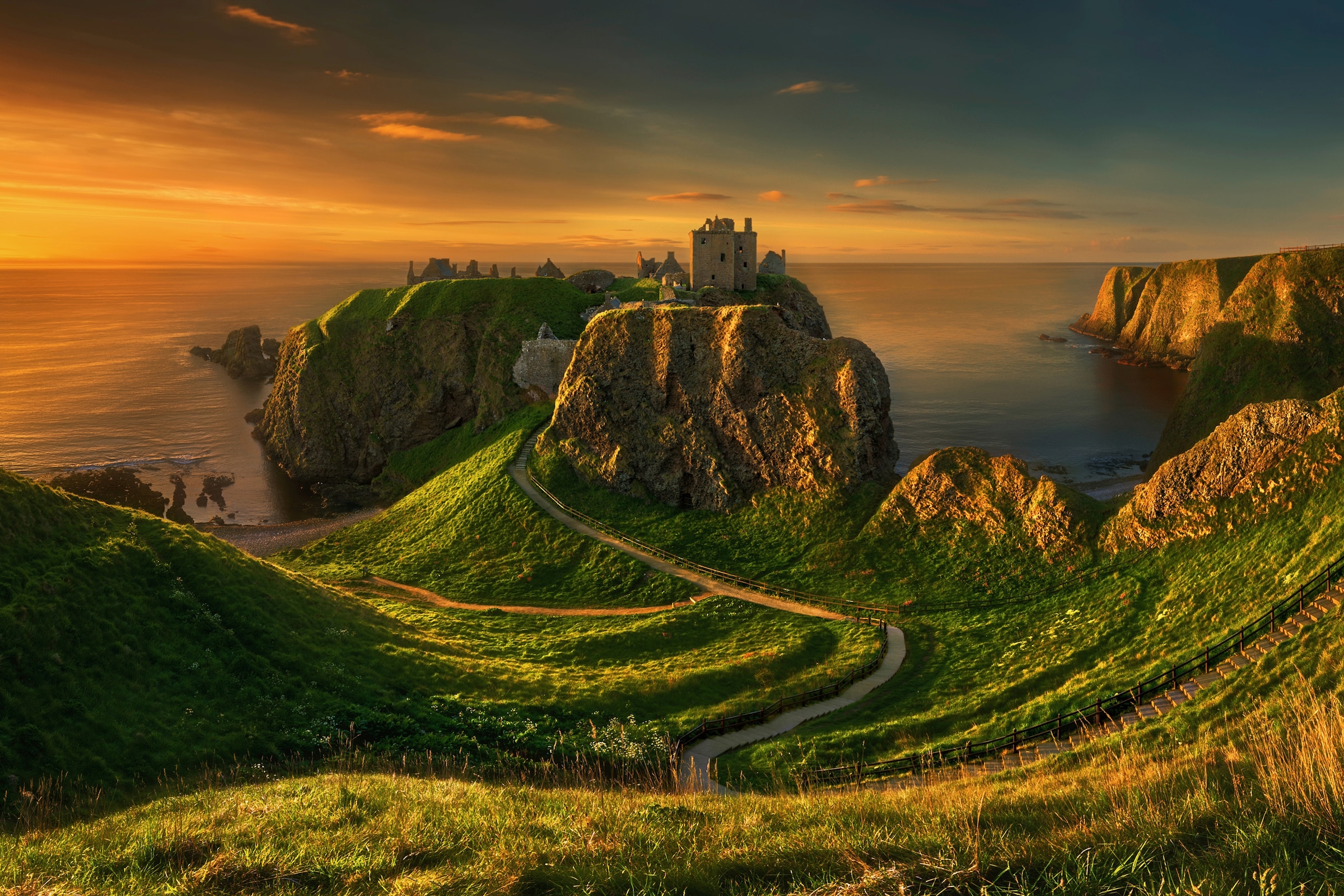 Image of Papermoon Fototapete "Photo-Art KRZYSZTOF BROWKO, DUNNOTTAR"