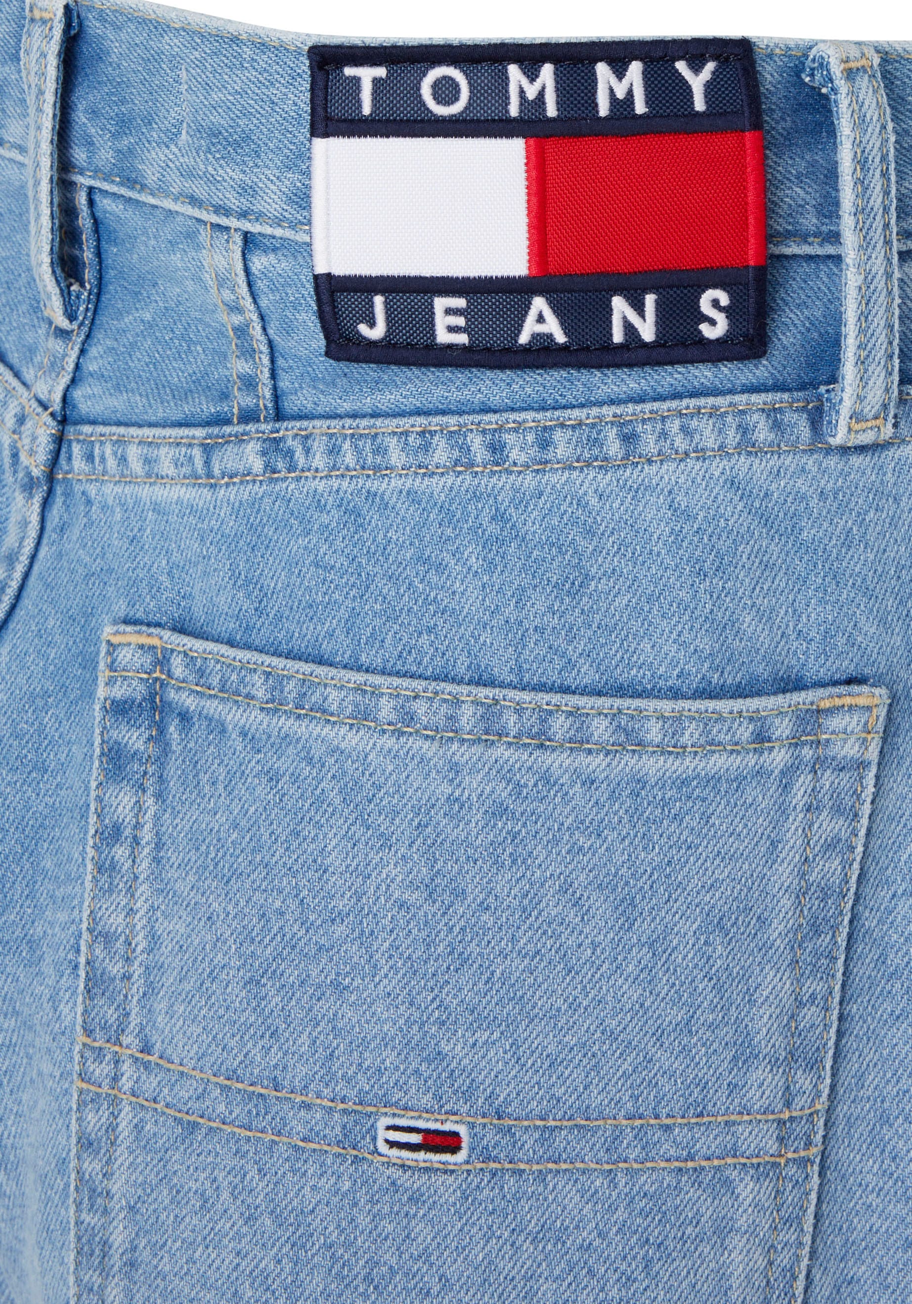 ♕ Tommy AG7011«, Knopfleiste UHR & Jeans kaufen TPRD BTN JEAN Jeans Mom-Jeans Tommy »MOM Logo-Flag mit versandkostenfrei kleiner FLY