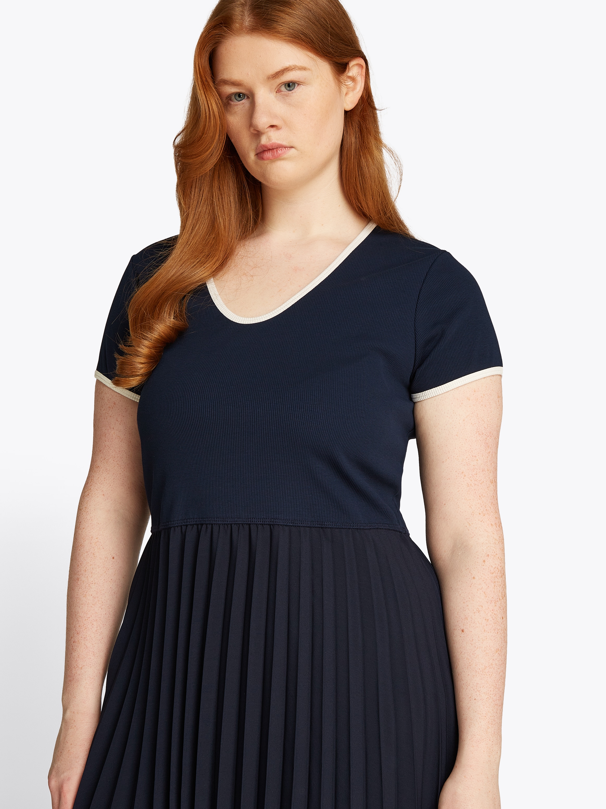 Tommy Hilfiger Curve Blusenkleid »CRV CONTRAST SOFT V-NK DRESS«, in Grossen Grössen, mit tiefem Rundausschnitt