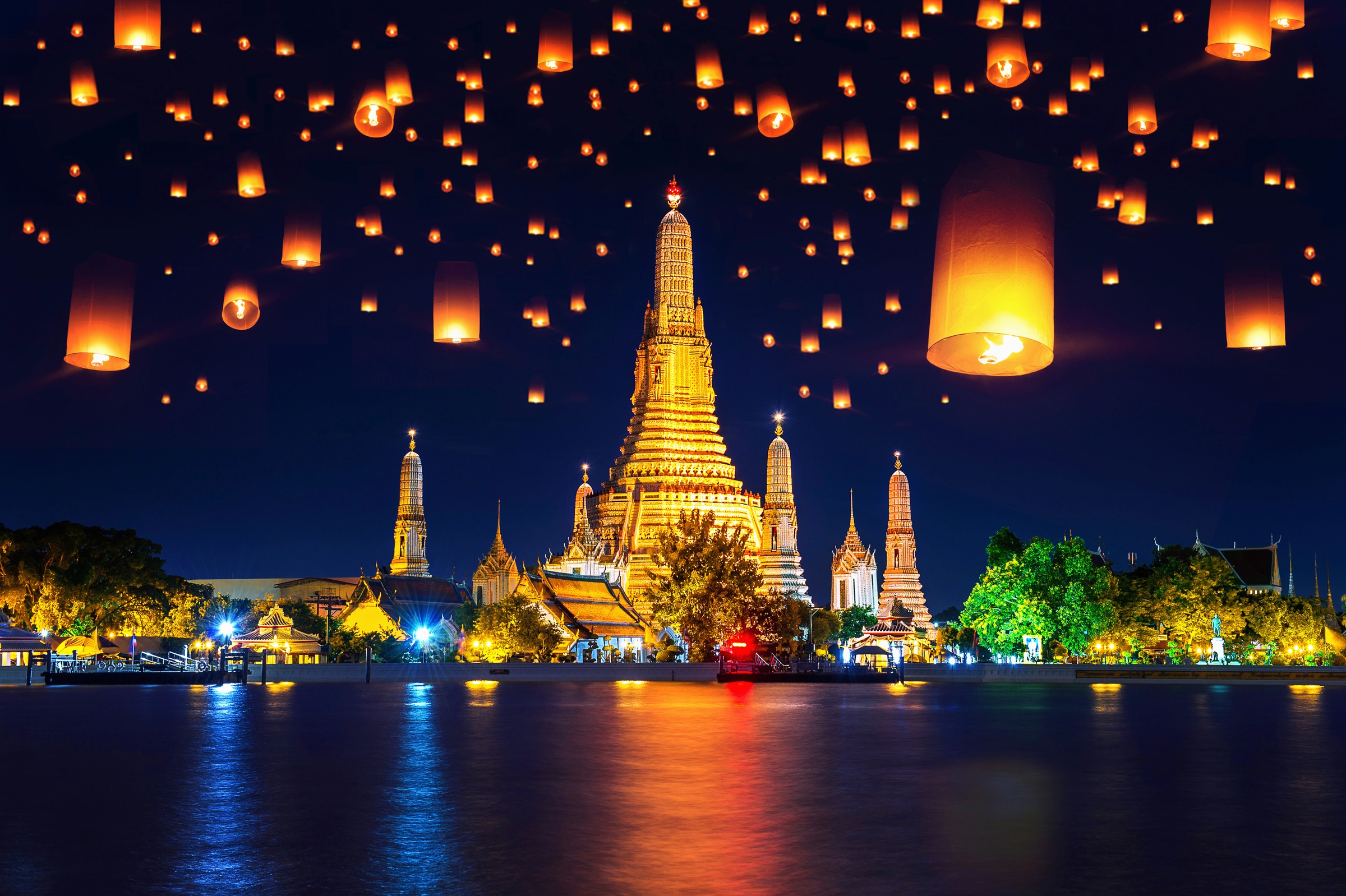 Image of Papermoon Fototapete »WAT ARUN-TEMPEL DER MORGENRÖTE BANGKOK THAILAND LATERNE«, Vliestapete, hochwertiger Digitaldruck, inklusive Kleister bei Ackermann Versand Schweiz
