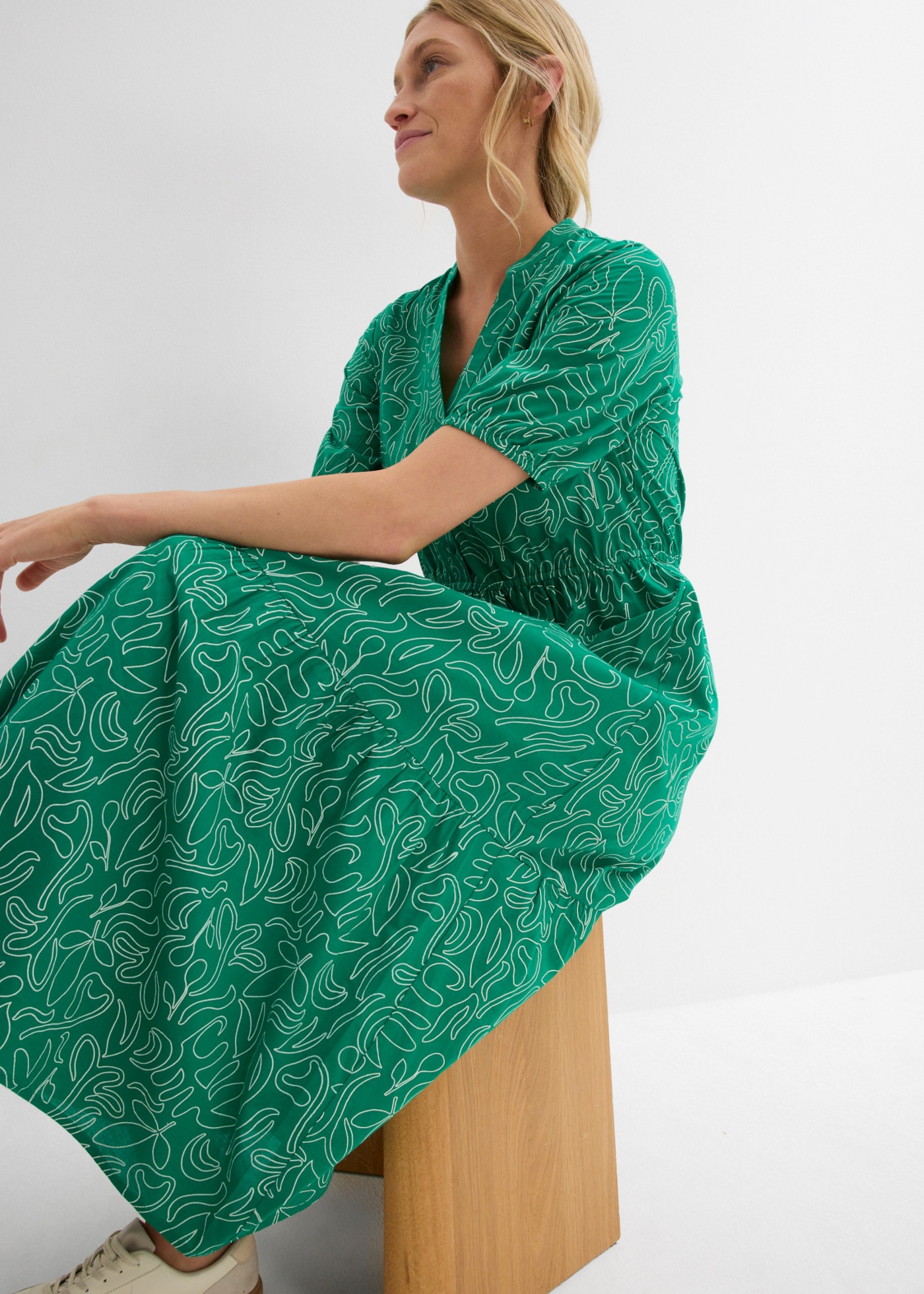 bonprix Robe midi forme près du corps, avec col henley, manches mi-longues