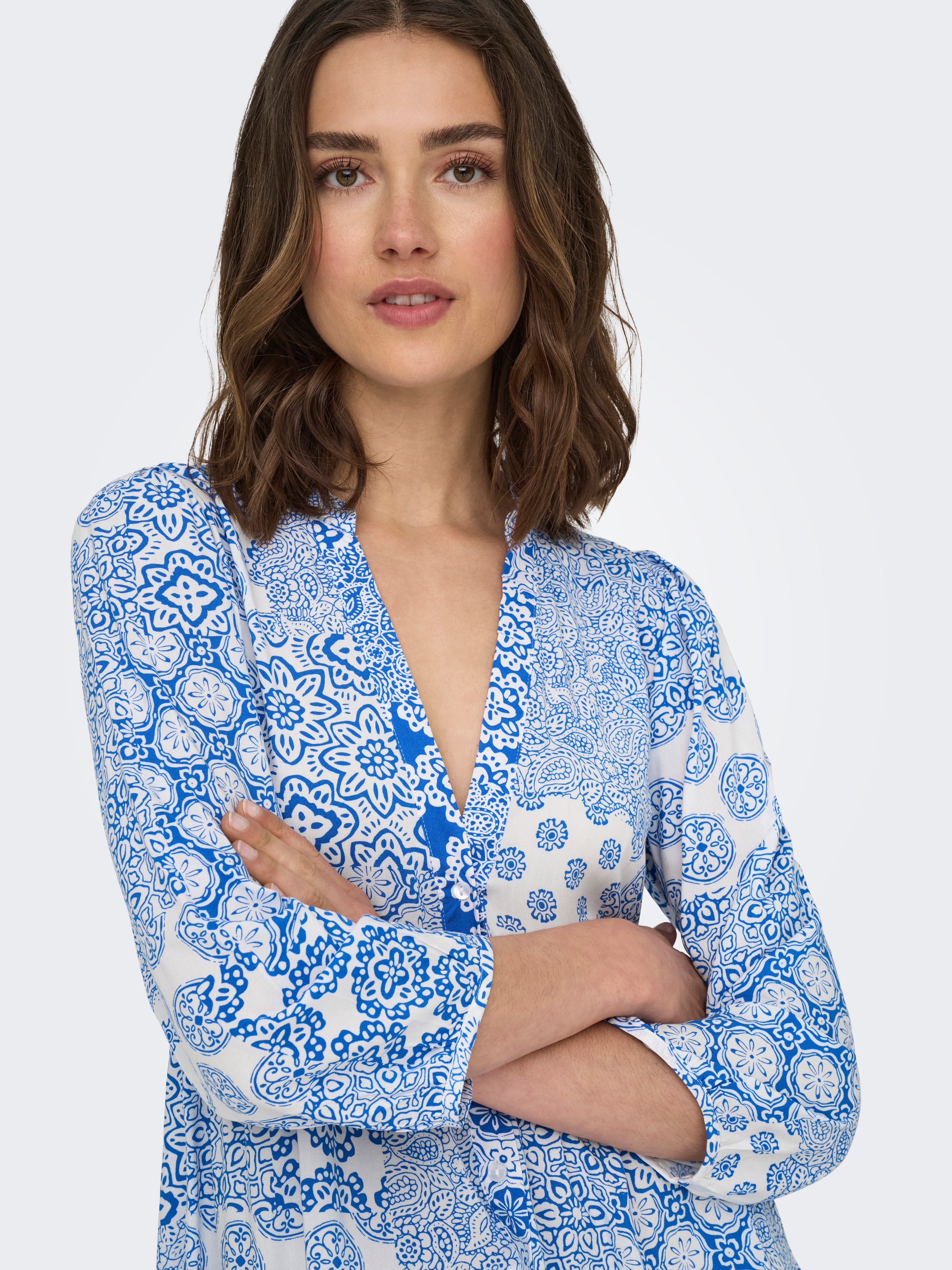 ONLY Robe tunique »ONLMILANA – Tunikakleid aus Viskose mit geblümtem Print« fleuri, tendance, coupe ample, viscose, col en V