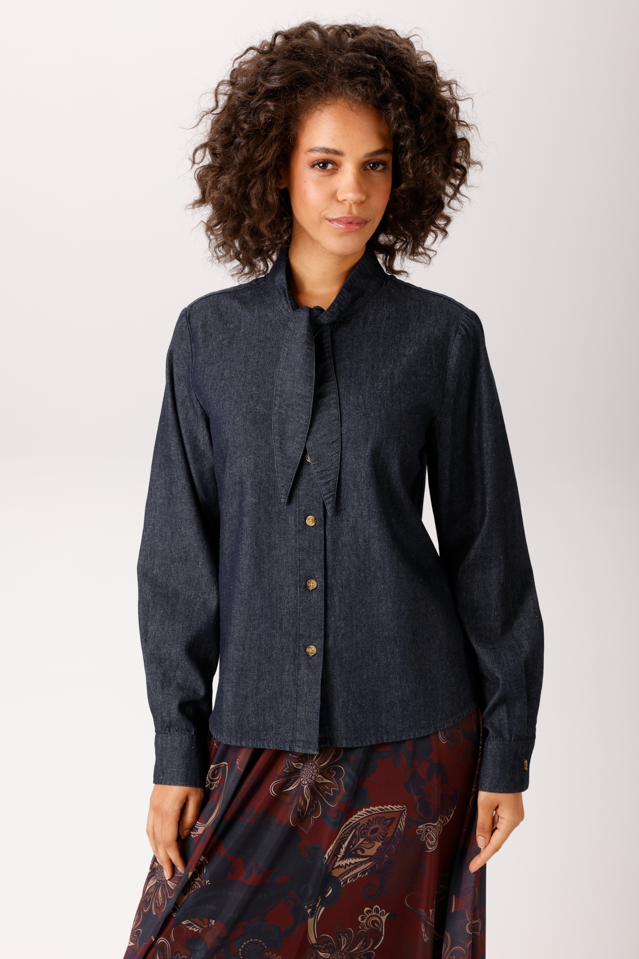 Image of Aniston CASUAL Jeansbluse mit kleiner Schluppe am Rundhals-Ausschnitt - NEUE KOLLEKTION