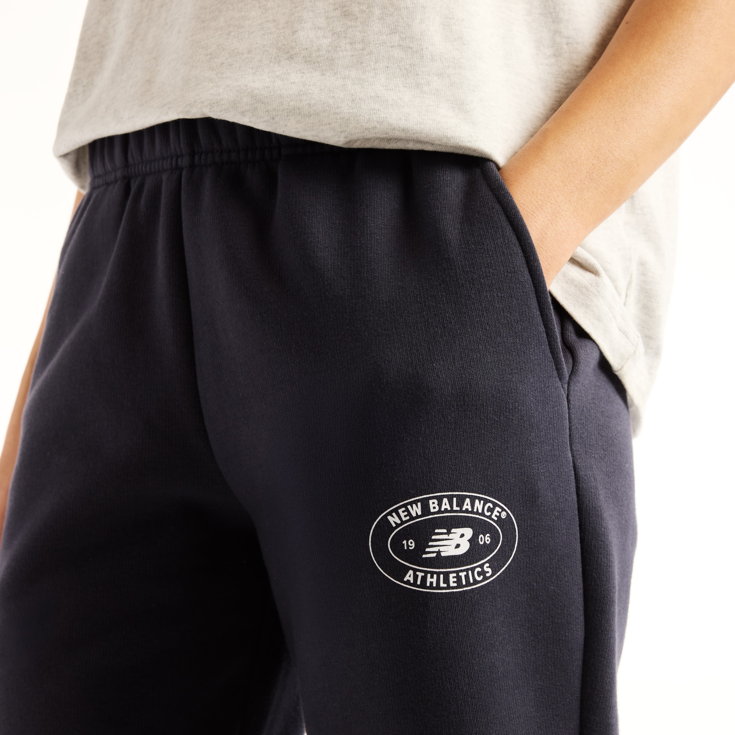 New Balance Pantalon sweat »REIMAGINED FLEECE PANT«  pour adultes, forme pantalon longue, avec lignes claires