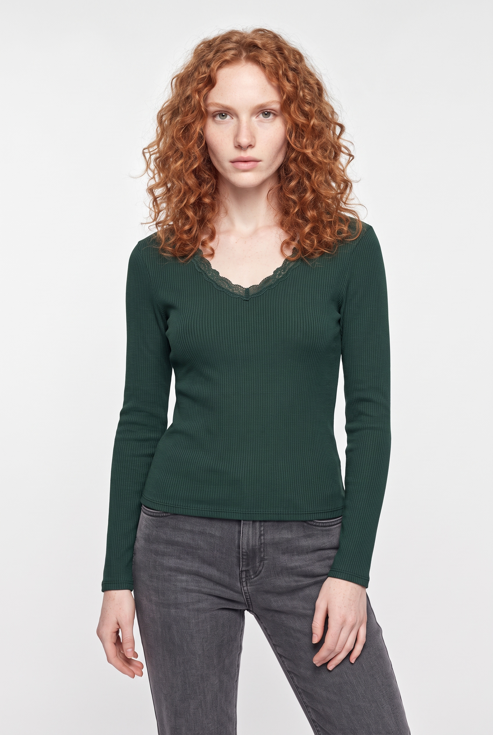 Image of ONLY V-Shirt "ONLSARA SHARAI L/S V-NECK TOP JRS" Baumwollmischung, Spitzenkante, schmale Ärmel, regular fit