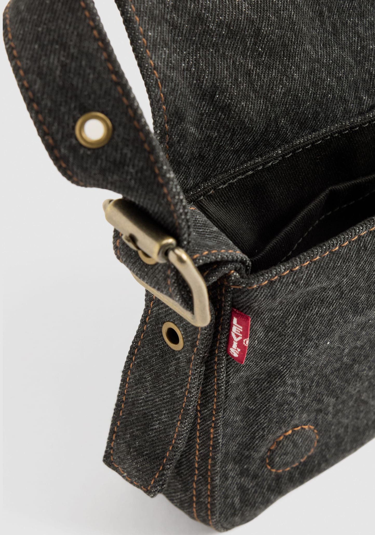 Levi's® Schultertasche, mit Ziernähten