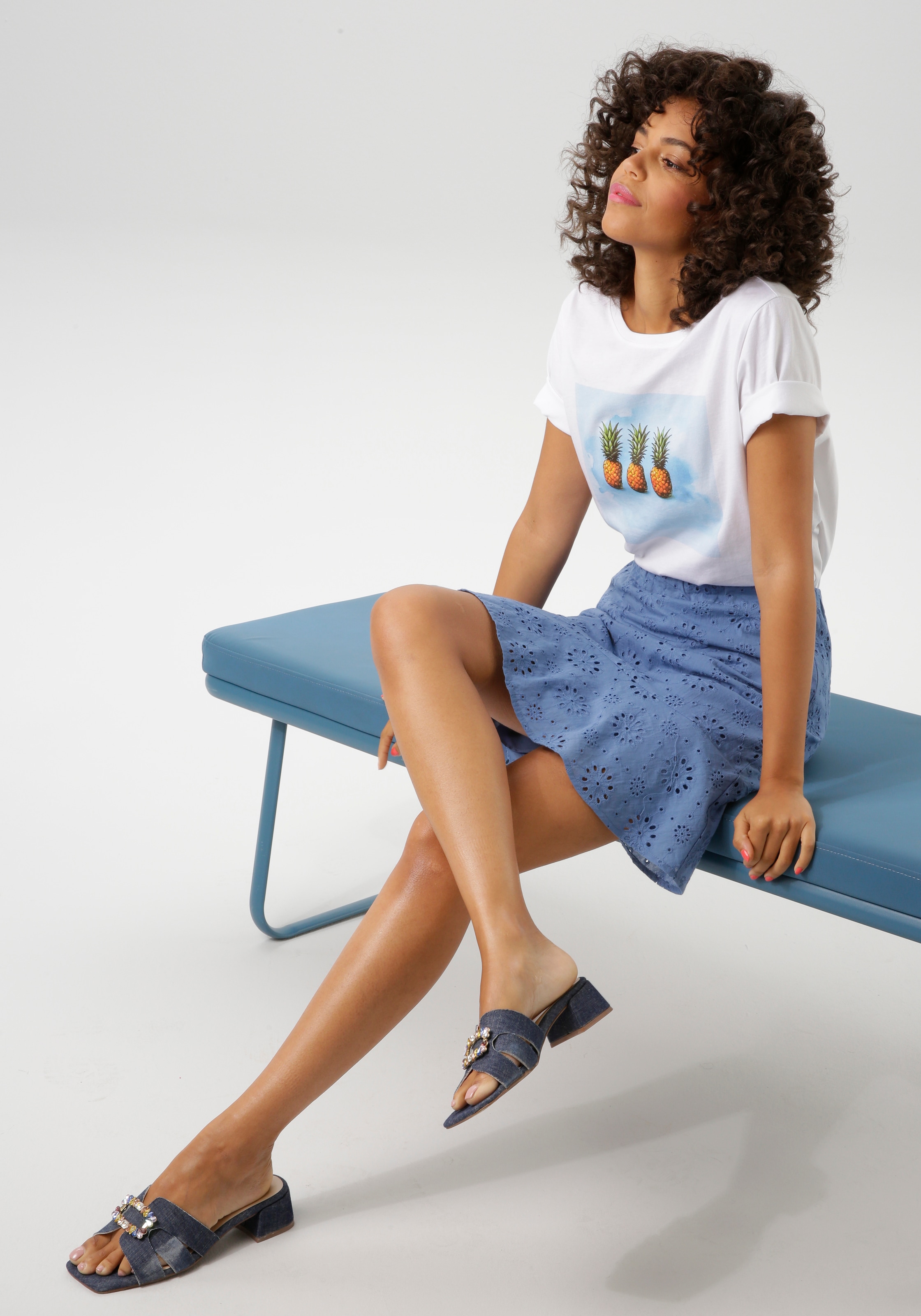 Aniston CASUAL T-Shirt, mit tropischem Ananas-Frontdruck