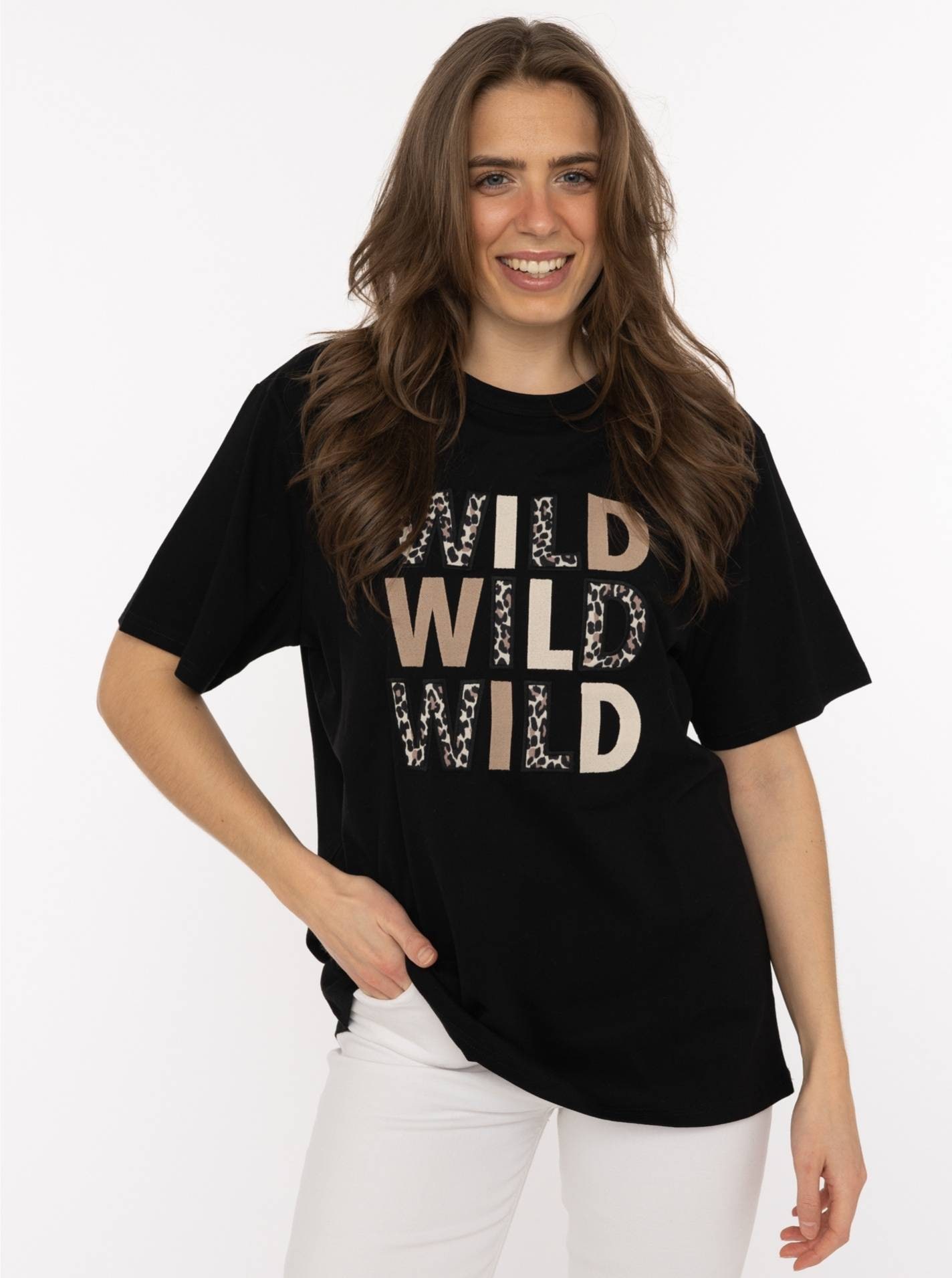 Image of Zwillingsherz T-Shirt ""Wild Wild Wild"" grosser, gestickter Schriftzug mit Leomuster, Rundhals
