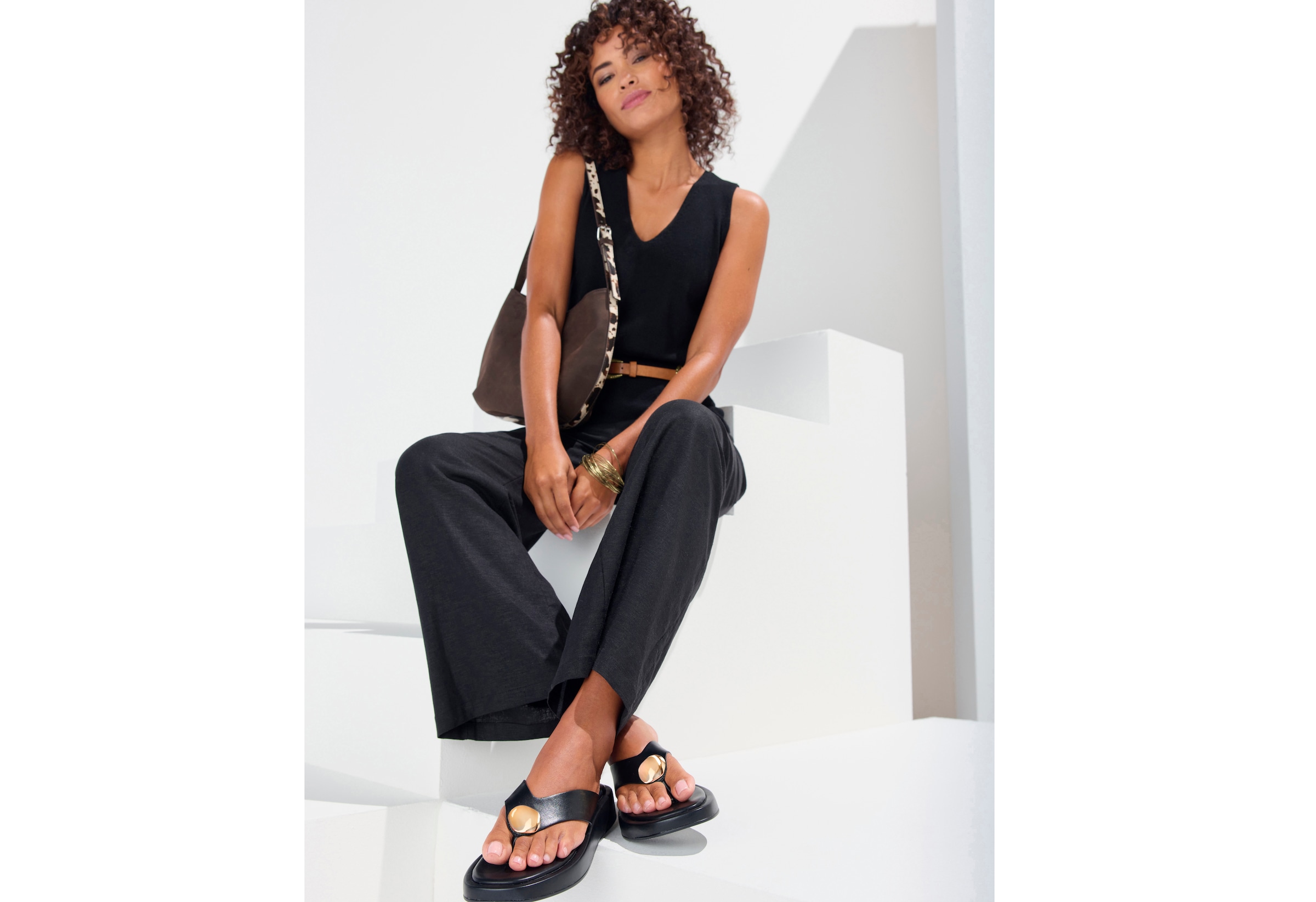 French Connection Séparateur d'orteils »Sandale, Pantolette, offener Schuh, Sommerschuhe«  NEU mit goldfarbenem Schmuckelement und bequemer Sohle VEGAN